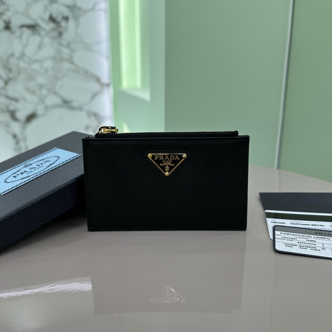 NO:186697,The latest style of PRADA new card bag counter, simple and fashionable, official website synchronization, genuine development, model 1MC086, inner code 164 generation This card set has smooth lines, and is sewn with the brand's classic Saffiano leather to present a unique cross texture; it is equipped with five card slots and decorated with metal triangle logo size 13*8cm, PRADA, prada19860909特级版本  PRADA新款卡包专柜最新款式,简单时尚,官网同步,正品开发,型号1MC086,内码164代这款卡片套线条流利,选用品牌經典的Saffiano皮革縫製,呈現獨特的十字紋質感；配備五個卡槽,並飾以金屬三角形標誌尺寸13*8cm,PRADA,prada,Bag