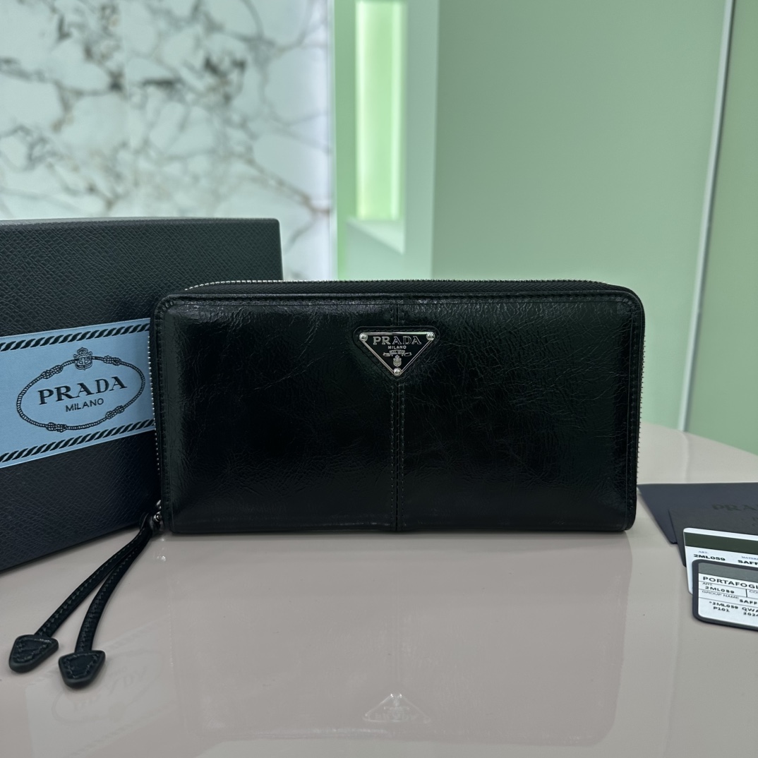 NO:186706,The latest style of PRADA's new single zipper wallet counter, simple and fashionable, official website synchronization, genuine development, model 2ML059, inner code 164 OEM code This practical wallet is made of shiny leather, with large interior space, outlines smooth lines and classic geometric pattern shapes, highlighting the exquisite and elegant modern style, with 6 card slots, 2 bill compartments, and 2 file bag sizes 20cm*10.3cm, PRADA, prada, wallets19860909特级版本 PRADA新款单拉链钱包专柜最新款式、简单时尚、官网同步,正品开发,型号2ML059,内码164代工码 这款实用钱包选用亮面皮革制成,内部空间大,勾勒流畅线条与经典几何图案造型,彰显精致优雅的摩登型格,内设有6个卡位,2个票据隔层,2个文件袋尺寸20cm*10.3cm,PRADA,prada,wallets,Bag