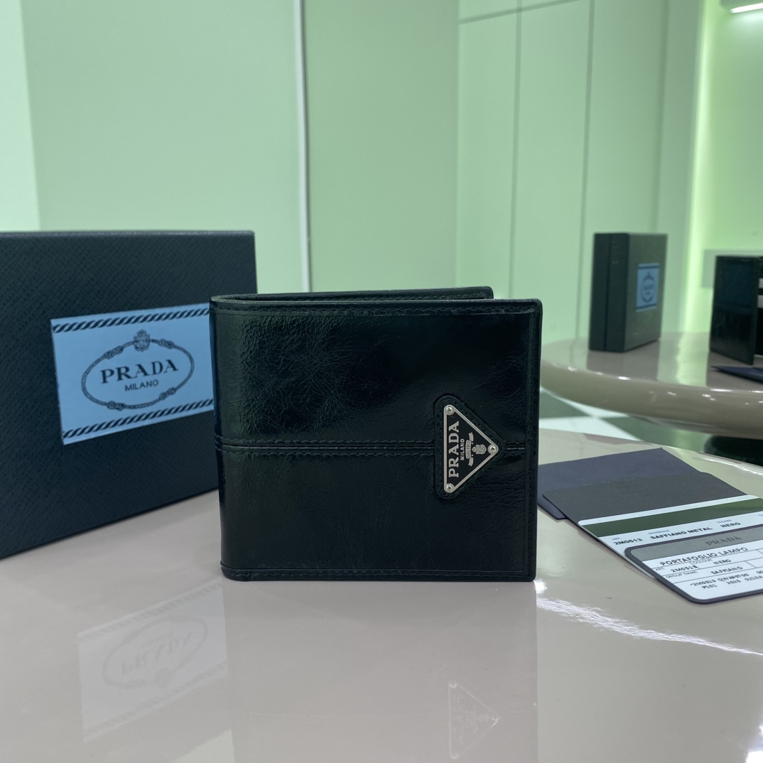 NO:186709,The premium version Prada new men's short wallet classic hit model 2M0513, inner code 164 OEM code This wallet is made of elegant shiny leather, outlining smooth lines and classic geometric pattern shapes, highlighting the exquisite and elegant modern style. It has eight card insert bags and multiple mezzanines. The design is practical and highlights the urban style. The size is 11cm long * 9.5cm high, PRADA, prada, wallets19860909特级版本 Prada新款男士短钱夹经典爆款型号2M0513,内码164代工码 这款钱包选用雅致的亮面皮革制成,勾勒流畅线条与经典几何图案造型,彰显精致优雅的摩登型格.拥有八个卡片插袋以及多个夹层.设计实用,彰显都市风格.尺寸长11cm*高9.5cm,PRADA,prada,wallets,Bag