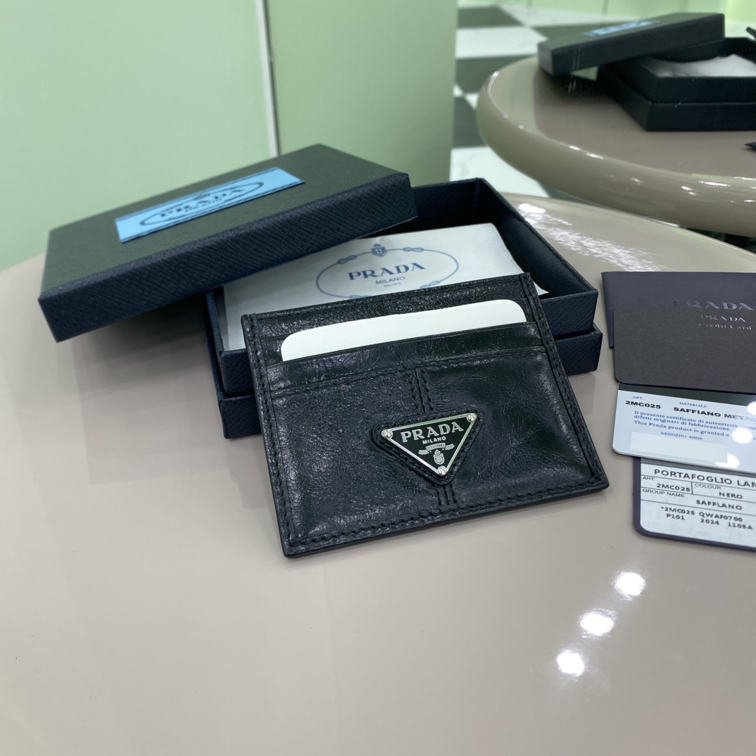 NO:186718,The latest style of PRADA new card bag counter, simple and fashionable, official website synchronization, genuine development, model 2MC, inner code 164 OEM code This card clip is made of elegant shiny leather, outlines smooth lines and classic geometric pattern shapes, highlighting the exquisite and elegant modern style. The six card slot design highlights the functional size 10*8cm, PRADA, prada19860909特级版本  PRADA新款卡包专柜最新款式,简单时尚,官网同步,正品开发,型号2MC,内码164代工码 这款卡片夹选用雅致的亮面皮革制成,勾勒流畅线条与经典几何图案造型,彰显精致优雅的摩登型格.六个卡槽设计彰显功能性尺寸10*8cm,PRADA,prada,Bag