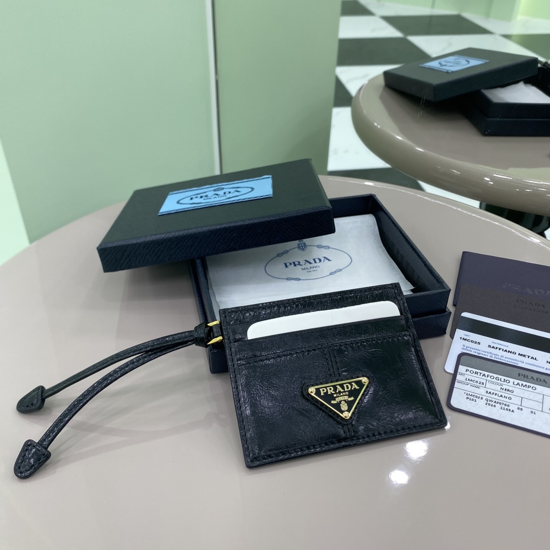 NO:186721,The latest style of the 200PRADA new card bag counter, simple and fashionable, official website synchronization, genuine development, model 1MC, inner code 164 OEM code This card clip is made of elegant shiny leather, outlines smooth lines and classic geometric pattern shapes, highlighting the exquisite and elegant modern style. The six card slot design highlights the functional size 10*8cm, PRADA, prada19860909特级版本 200PRADA新款卡包专柜最新款式,简单时尚,官网同步,正品开发,型号1MC,内码164代工码 这款卡片夹选用雅致的亮面皮革制成,勾勒流畅线条与经典几何图案造型,彰显精致优雅的摩登型格.六个卡槽设计彰显功能性尺寸10*8cm,PRADA,prada,Bag