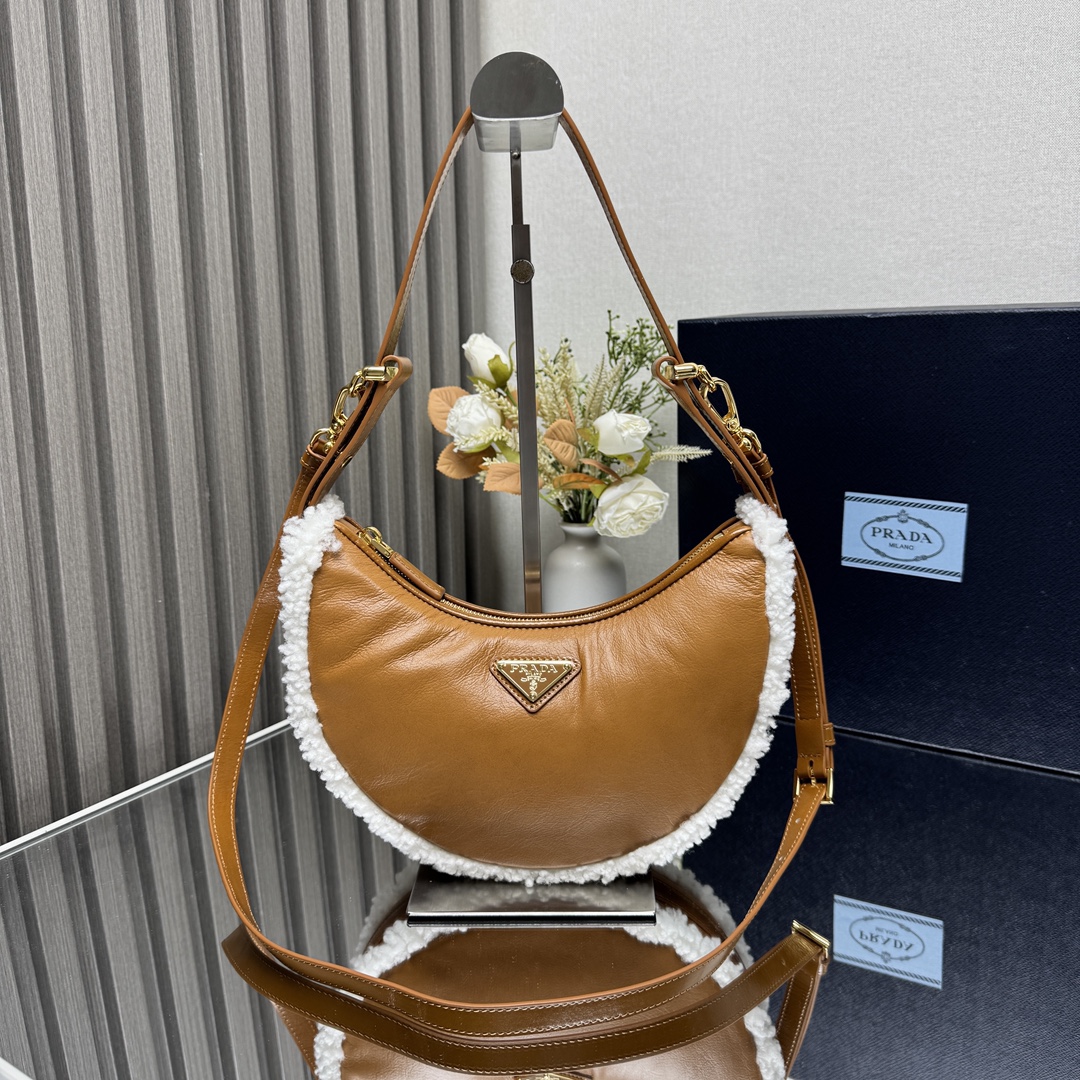 NO:186698,The new sheepskin fur shoulder bag 1BC194 is here. This fashionable leather handbag has a versatile style, showing the elegant charm of modernism. It has a curved silhouette and is decorated with soft sheepskin fur and removable shoulder straps. It can be carried in various ways. It can be casual, cool, practical and fashionable. If you like it, hurry up and buy it. Size length 22.5x height 18.5x bottom 6cm, PRADA, prada, shoulder bags, sheepskin19860909特级版本 新款羊皮毛单肩包1BC194到货 这款时尚的皮革手袋风格百搭,彰显现代主义优雅魅力.呈现弧线廓形,饰以柔软的羊皮毛和可拆卸肩带,可以多种方式背携.可休闲可酷背起来又实用又时尚喜欢的宝宝们赶紧入手吧尺寸长22.5x高18.5x底6cm,PRADA,prada,shoulder bags,sheepskin,Bag