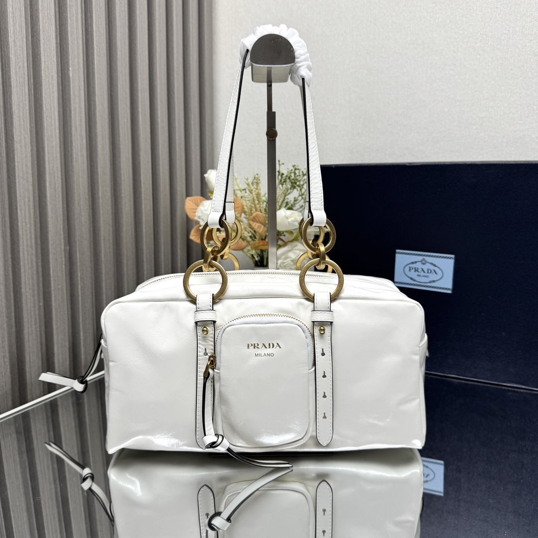 NO:186704,(Excellent version new oil wax leather) Large medium-sized leather handbag 1BB original oil wax leather is refreshed with soft geometric shape to interpret the handbag design, and is made of retro shiny leather. Retro metal hardware accessories and classic elements zipper pockets show retro charm. Size length 30X height 14X width 13.5CM, PRADA, prada19860909（特级版本 新款油蜡皮）大号中古皮革手提包1BB原厂油蜡皮以柔和的几何造型焕新诠释手提包设计,甄选复古感亮面皮革制成.复古金属五金配件与典藏元素拉链口袋,彰显复古魅力. 尺寸长30Ｘ高14Ｘ宽13.5ＣＭ,PRADA,prada,Bag