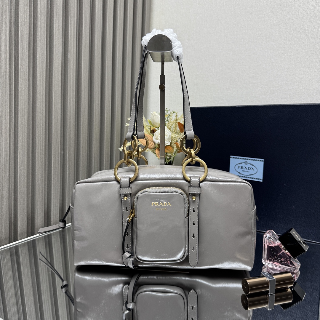 NO:339593,【Top original list】 (new oil wax leather) Large medium-sized leather handbag 1BB original oil wax leather is refreshed with soft geometric shape to interpret the handbag design, and is made of retro shiny leather. Retro metal hardware accessories and classic elements zipper pockets show retro charm. Size length 30X height 14X width 13.5CM, PRADA, prada19860909【顶级原单】（新款油蜡皮）大号中古皮革手提包1BB原厂油蜡皮以柔和的几何造型焕新诠释手提包设计,甄选复古感亮面皮革制成.复古金属五金配件与典藏元素拉链口袋,彰显复古魅力. 尺寸长30Ｘ高14Ｘ宽13.5ＣＭ,PRADA,prada,Bag