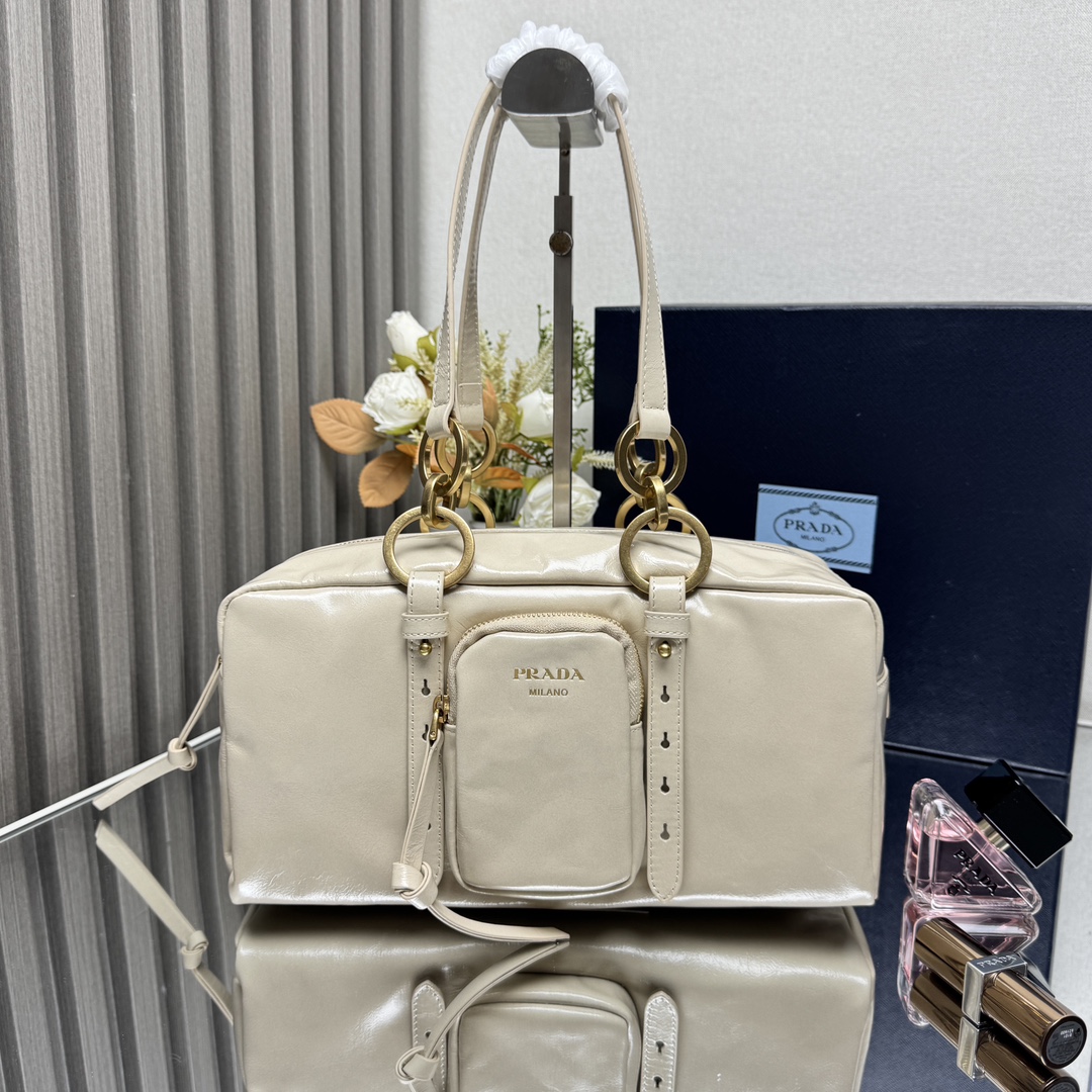 NO:339613,【Top original list】 (new oil wax leather) Large medium-sized leather handbag 1BB original oil wax leather is refreshed with soft geometric shape to interpret the handbag design, and is made of retro shiny leather. Retro metal hardware accessories and classic elements zipper pockets show retro charm. Size length 30X height 14X width 13.5CM, PRADA, prada19860909【顶级原单】（新款油蜡皮）大号中古皮革手提包1BB原厂油蜡皮以柔和的几何造型焕新诠释手提包设计,甄选复古感亮面皮革制成.复古金属五金配件与典藏元素拉链口袋,彰显复古魅力. 尺寸长30Ｘ高14Ｘ宽13.5ＣＭ,PRADA,prada,Bag