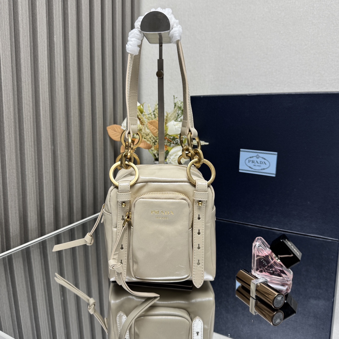 NO:339603,【Top original list】(new oil wax leather) small medium-sized leather handbag 1BB137 original oil wax leather New square handbag selected for retro soft leather. Retro metal hardware accessories and classic elements zipper pockets show retro charm. Leather handbag, draped length 25 cm, size 14.5X height 14X width 13.5CM, PRADA, prada19860909【顶级原单】（新款油蜡皮）小号中古皮革手提包1BB137原厂油蜡皮 新款方正手提包甄选复古感柔软皮革制成.复古金属五金配件与典藏元素拉链口袋,彰显复古魅力.皮革手提柄,垂长25厘米尺寸长14.5Ｘ高14Ｘ宽13.5ＣＭ,PRADA,prada,Bag