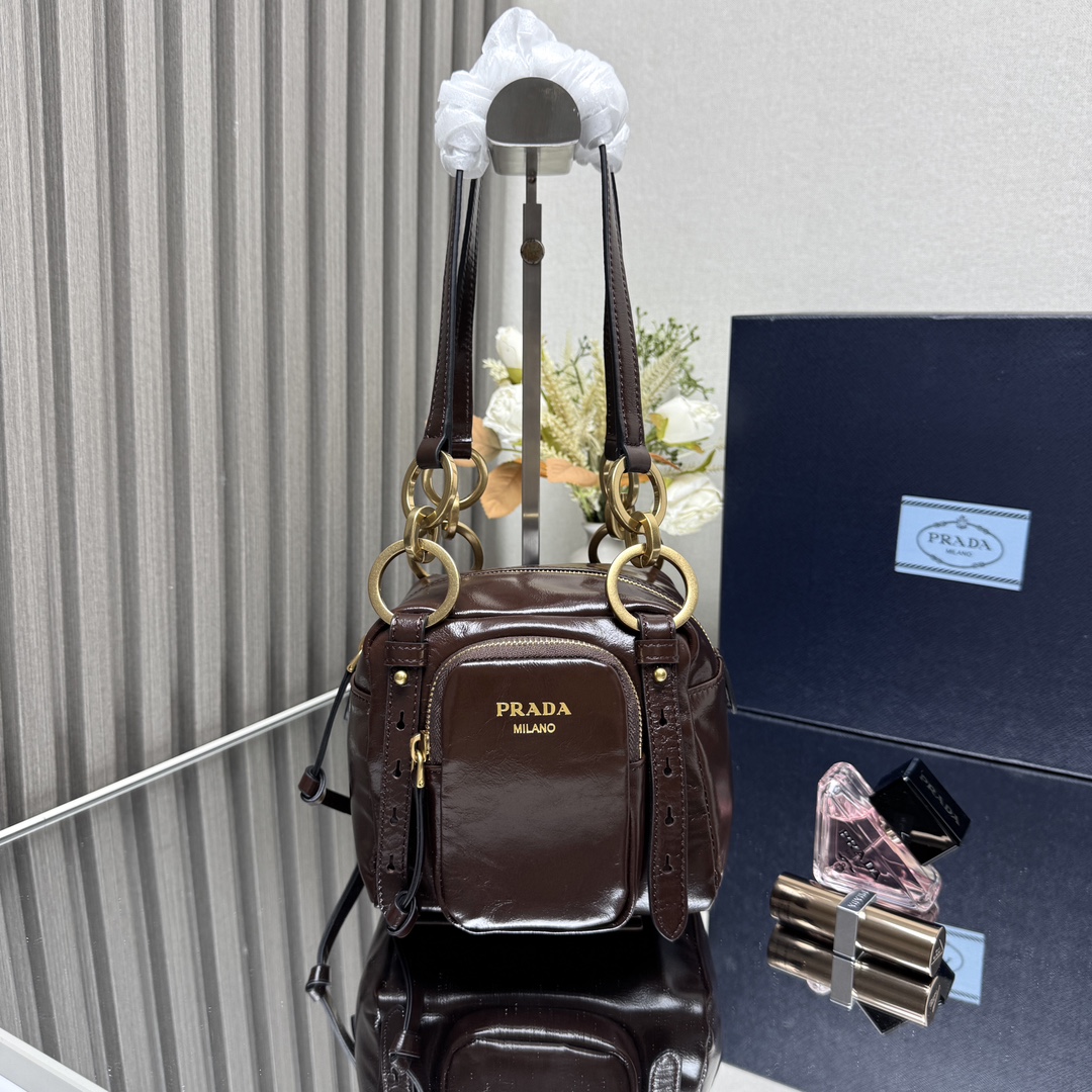 NO:339623,【Top original list】(new oil wax leather) small medium-sized leather handbag 1BB137 original oil wax leather New square handbag selected for retro soft leather. Retro metal hardware accessories and classic elements zipper pockets show retro charm. Leather handbag, draped length 25 cm, size 14.5X height 14X width 13.5CM, PRADA, prada19860909【顶级原单】（新款油蜡皮）小号中古皮革手提包1BB137原厂油蜡皮 新款方正手提包甄选复古感柔软皮革制成.复古金属五金配件与典藏元素拉链口袋,彰显复古魅力.皮革手提柄,垂长25厘米尺寸长14.5Ｘ高14Ｘ宽13.5ＣＭ,PRADA,prada,Bag