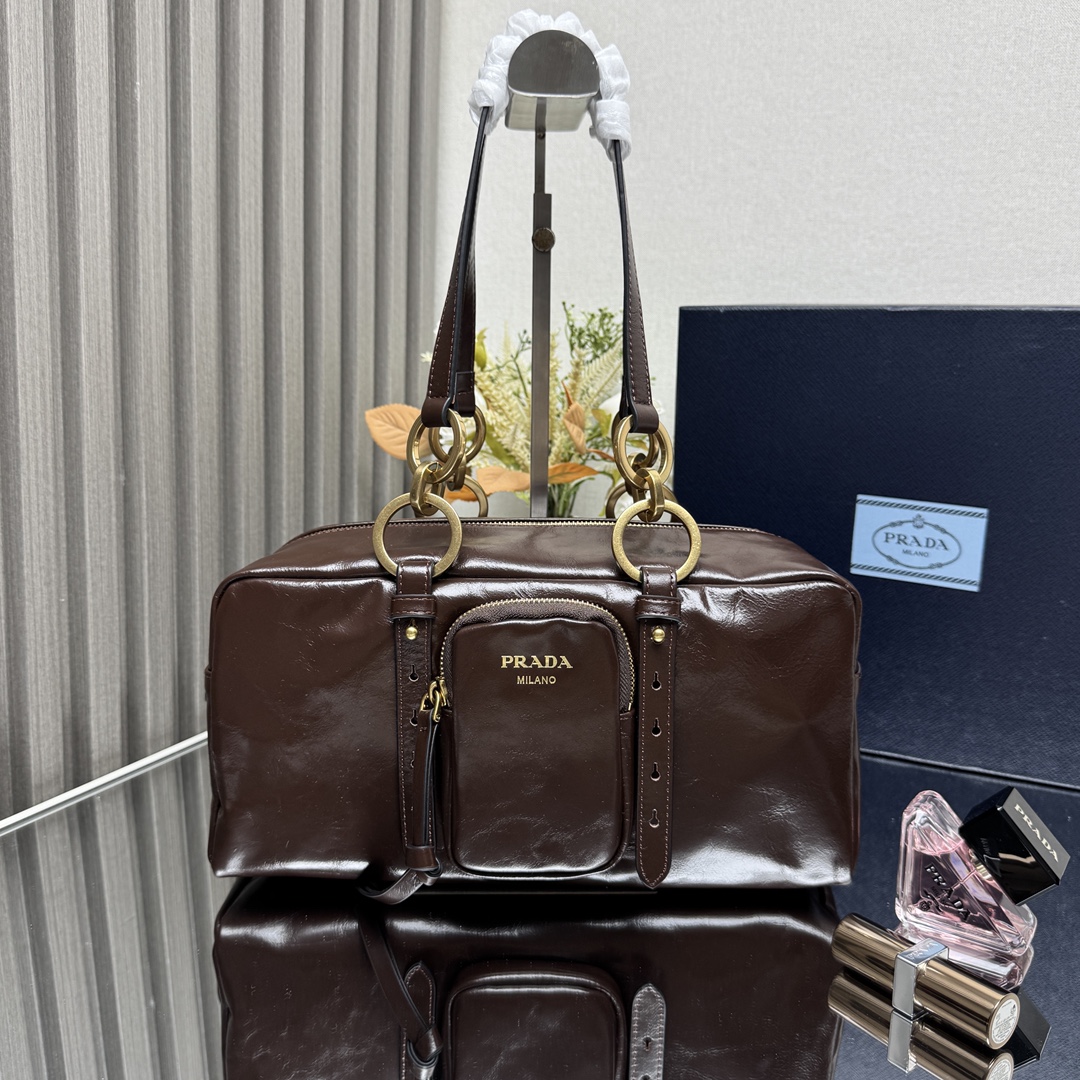 NO:339633,【Top original list】 (new oil wax leather) Large medium-sized leather handbag 1BB original oil wax leather is refreshed with soft geometric shape to interpret the handbag design, and is made of retro shiny leather. Retro metal hardware accessories and classic elements zipper pockets show retro charm. Size length 30X height 14X width 13.5CM, PRADA, prada19860909【顶级原单】（新款油蜡皮）大号中古皮革手提包1BB原厂油蜡皮以柔和的几何造型焕新诠释手提包设计,甄选复古感亮面皮革制成.复古金属五金配件与典藏元素拉链口袋,彰显复古魅力. 尺寸长30Ｘ高14Ｘ宽13.5ＣＭ,PRADA,prada,Bag