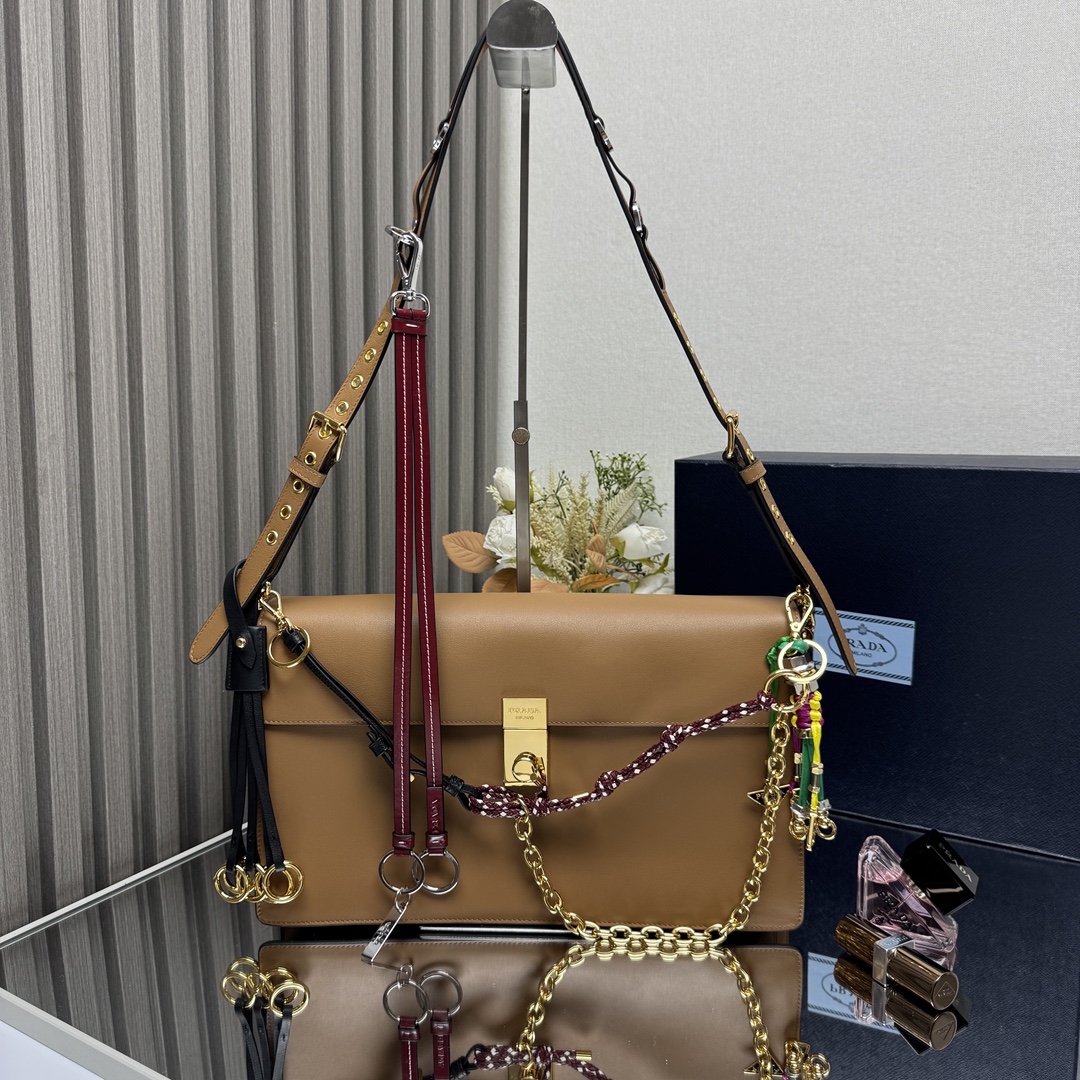 NO:339727,[Top Original List] New 1BD Large Size This new Soft Sound Handbag is made of soft leather inside and outside, with plenty of space and unique and versatile. One-shoulder style, with two compartments, paired with gold metal hardware accessories. The favorite is the removable pendant as the finishing touch to show the diverse and fashionable style. The upper body effect is so stylish, it is another popular model for internet celebrities to grow grass. Babies, hurry up and buy it. The size is 35x high 19.5x bottom 10.5cm!  ,PRADA,prada19860909【顶级原单】新款1BD大号这款全新Soft Sound手袋采用里/外柔软皮革制成,空间充裕,别致百搭.单肩款式,设有两个隔层,搭配金色金属五金配件.最最爱的是可拆卸吊坠作为点睛之笔彰显多元时髦风范.上身效果太有范,大爱,又是一款网红种草的爆款,宝宝们,赶紧入手吧 尺寸长35x高19.5x底10.5cm！,PRADA,prada,Bag