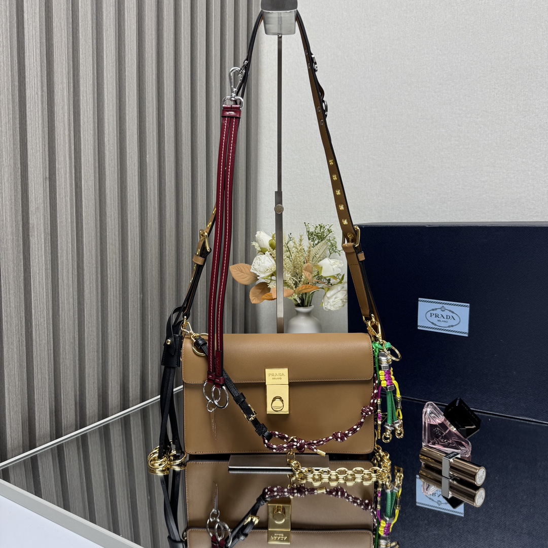 NO:339738,[Top Original List] The new 1BD379 small Soft Sound handbag is made of soft leather inside and outside, with plenty of space and unique and versatile. The one-shoulder style is equipped with two compartments, paired with gold metal hardware accessories. The favorite is the removable pendant as the finishing touch to show the diverse and fashionable style. The upper body effect is so stylish, it is another popular model for internet celebrities to grow grass. Babies, hurry up and buy it. The size is 24-height 13.5x bottom 6cm!  ,PRADA,prada19860909【顶级原单】新款1BD379小号这款全新Soft Sound手袋采用里/外柔软皮革制成,空间充裕,别致百搭.单肩款式,设有两个隔层,搭配金色金属五金配件.最最爱的是可拆卸吊坠作为点睛之笔彰显多元时髦风范.上身效果太有范,大爱,又是一款网红种草的爆款,宝宝们,赶紧入手吧尺寸长24高13.5x底6cm！,PRADA,prada,Bag