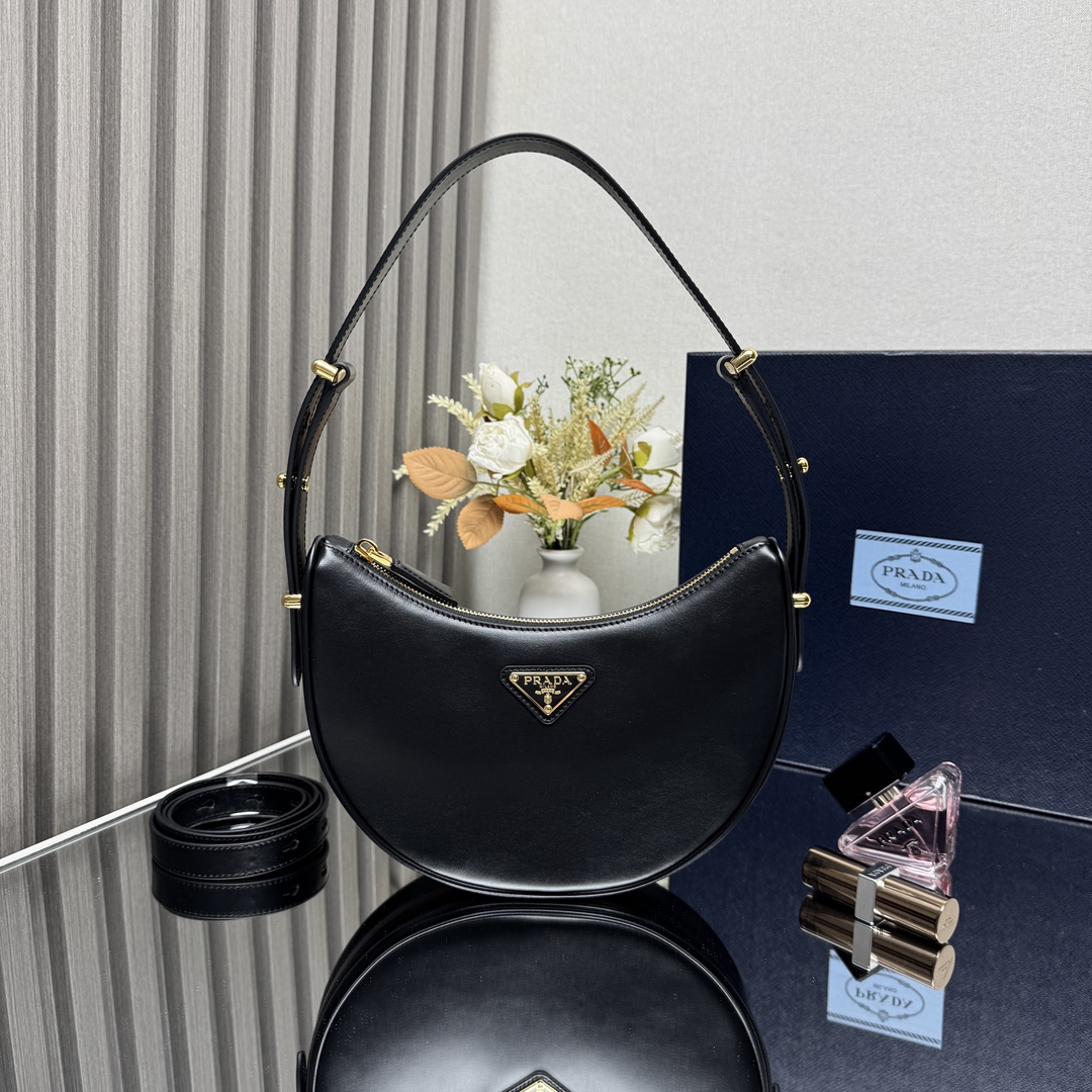 NO:391797,[Top original list] New Moon handbag 1BC194 shoulder straps This simple Moon handbag shows the modern and versatile charm of cowhide. The curved body design is equipped with 2 long/short adjustable shoulder straps, which is easy to change the shape at will. The inner is equipped with imported lambskin, and the metal accessories add a bright style. The upper body effect is very cool/fashionable. It is another hot-temporary baby. Hurry up and buy it. The size is 22.5x high 18.5x bottom 6.5cm, Prada [Top original list], prada, cowhide, sheepskin19860909【顶级原单】新款Moon手袋1BC194双肩带这款简约Moon手袋为牛皮绽现摩登百搭的魅力.弧形包身设计,配有2条长/短可调节肩带,便于随心转换造型.内配进口小羊皮,金属配件更添亮丽格调,上身效果非常酷/时尚,又是一款永欠不过时爆款宝宝们,赶紧入手吧 尺寸长22.5x高18.5x底6.5cm,普拉达【顶级原单】,prada,cowhide,sheepskin,Bag