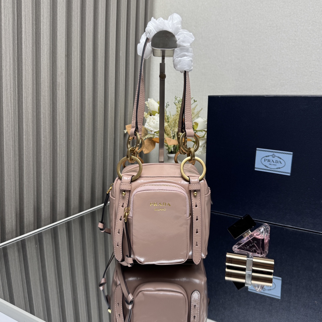 NO:339652,【Top original list】(new oil wax leather) small medium-sized leather handbag 1BB137 original oil wax leather New square handbag selected for retro soft leather. Retro metal hardware accessories and classic elements zipper pockets show retro charm. Leather handbag, draped length 25 cm, size 14.5X height 14X width 13.5CM, PRADA, prada19860909【顶级原单】（新款油蜡皮）小号中古皮革手提包1BB137原厂油蜡皮 新款方正手提包甄选复古感柔软皮革制成.复古金属五金配件与典藏元素拉链口袋,彰显复古魅力.皮革手提柄,垂长25厘米尺寸长14.5Ｘ高14Ｘ宽13.5ＣＭ,PRADA,prada,Bag