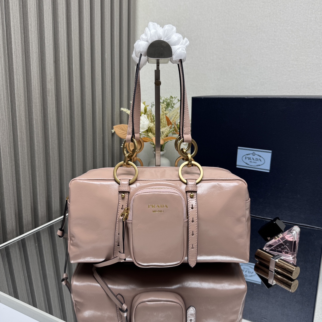 NO:339662,【Top original list】 (new oil wax leather) Large medium-sized leather handbag 1BB original oil wax leather is refreshed with soft geometric shape to interpret the handbag design, and is made of retro shiny leather. Retro metal hardware accessories and classic elements zipper pockets show retro charm. Size length 30X height 14X width 13.5CM, PRADA, prada19860909【顶级原单】（新款油蜡皮）大号中古皮革手提包1BB原厂油蜡皮以柔和的几何造型焕新诠释手提包设计,甄选复古感亮面皮革制成.复古金属五金配件与典藏元素拉链口袋,彰显复古魅力. 尺寸长30Ｘ高14Ｘ宽13.5ＣＭ,PRADA,prada,Bag