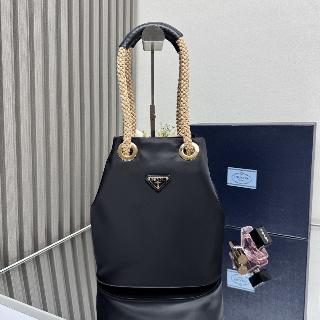 NO:659241,[Top original order] New bucket bag 1BE082 catwalk style  This recycled nylon bag is inspired by the classic elements of marine style. It adopts unique and exquisite combinations to highlight your lively personality. The sliding rope handle is matched with the enameled triangular metal logo, which highlights the practical and versatile charm that can be carried by hand or on the shoulder. It has large capacity and is very casual and fashionable. It is also a timeless and popular style. Baby, hurry up and get it. Dimensions: length 23.5x height 28x bottom 16.5cm, PRADA, prada19860909【顶级原单】新款水桶包1BE082走秀款 这款再生尼龙包袋灵感源自海洋风格的经典元素,采用别致精美搭配,彰显活泼个性风格.滑动绳带手提柄搭配涂珐琅三角形金属徽标,突显既可手提、又可肩背的实用百搭魅力.容量空间大,非常休闲时尚,又是一款永久不过时爆款,宝宝们,赶紧入手吧尺寸长23.5x高28x底16.5cm,PRADA,prada,Bag