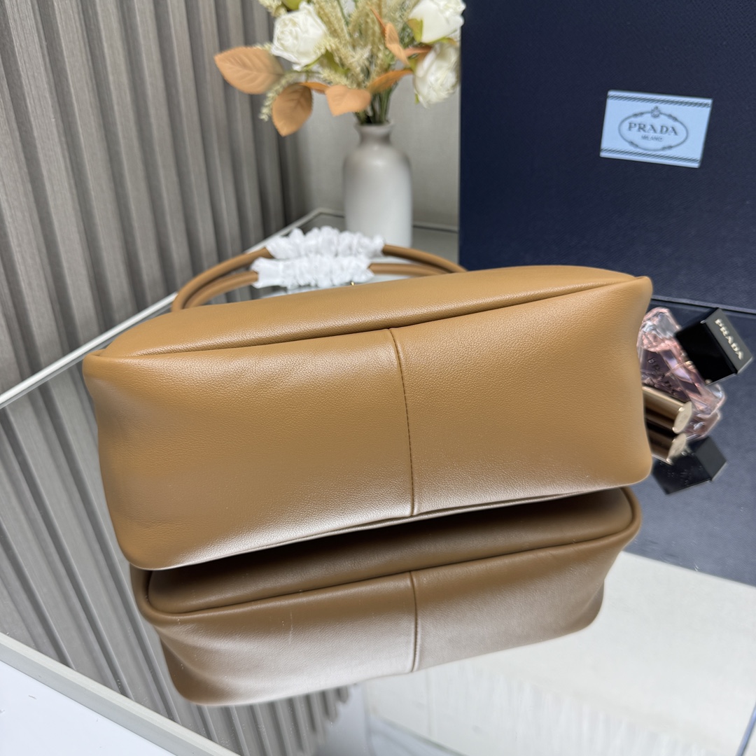 Prada 28x 18x 11cm everyday