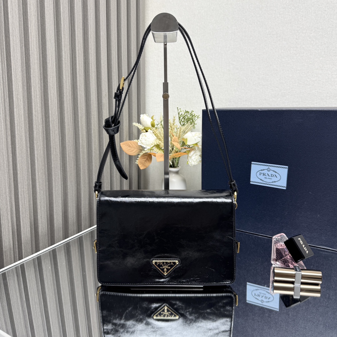 NO:659297,[Top original order] The new waxed leather messenger bag 1BD082 has arrived. This messenger bag is made of imported waxed leather. The shiny color exudes a classic atmosphere. It is equipped with a detachable and adjustable long shoulder strap that can be carried on the shoulder or cross-body. It has three inner pockets and a zipper bag. It has a very large capacity and is huge and easy to use. It is definitely a must-have for fashionistas. Hurry up and take this retro style flip messenger bag home! Dimensions: length 23cm height 15x bottom 8.5cm! ,PRADA,prada19860909【顶级原单】新款油腊皮邮差包1BD082到货啦这款邮差包采用进口油腊皮,油亮的色泽散发出古典气息,配有一条可拆卸调节的长肩带,可肩背和斜挎,三个內袋,一个拉链袋,容量空间非常大,巨巨好用,绝对是时商达人们的必备款,赶紧把这款复古格调翻盖邮差包带回家吧！尺寸长23高15x底8.5cm！,PRADA,prada,Bag