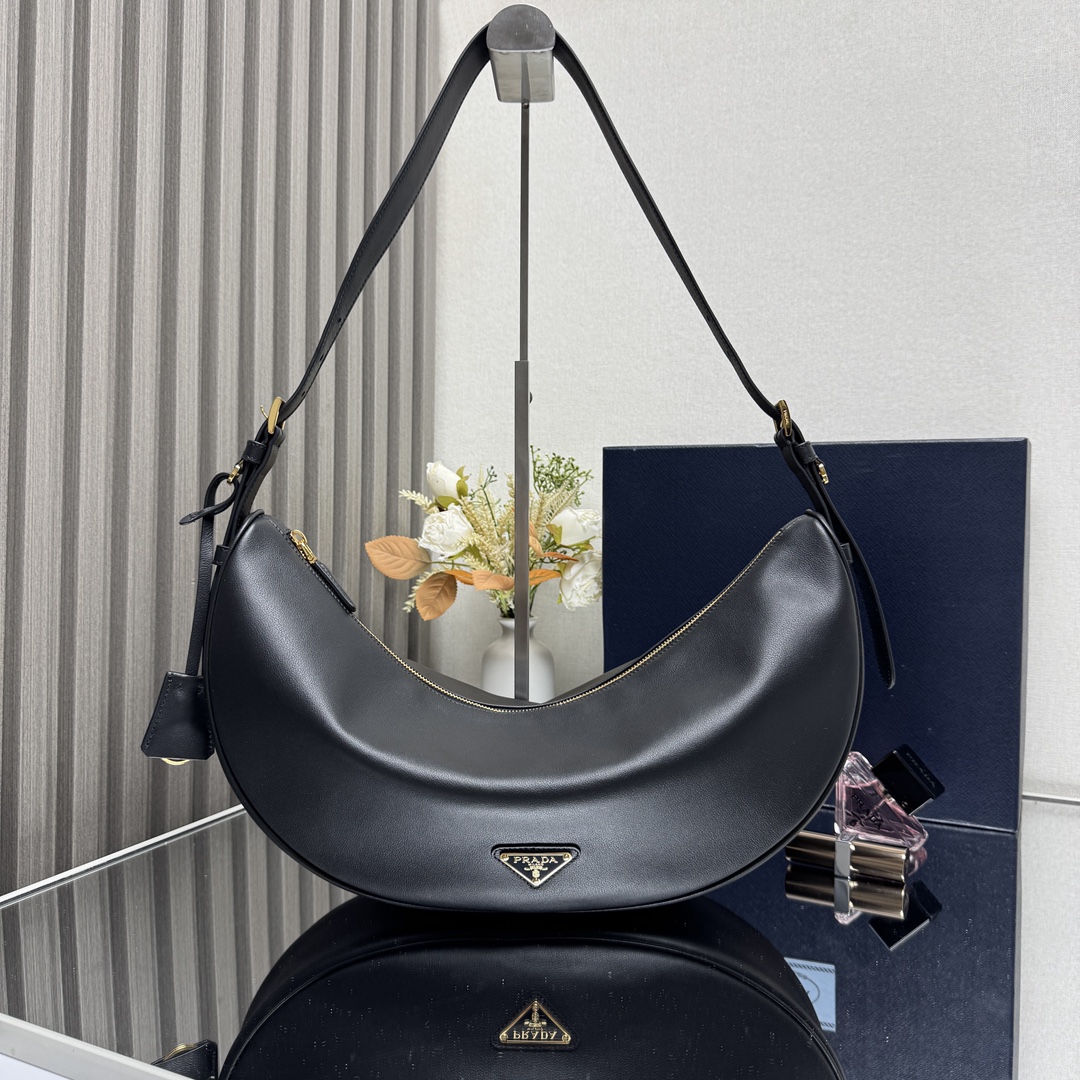 NO:659261,[Top original order] New product 1BC armpit bag This leather handbag adopts a soft and lightweight design, reinterpreting the classic crescent shape. The graceful arc outlines the Oversize volume, making it a versatile accessory with ample space. The adjustable handle is convenient for shoulder or cross-body carry. Exquisite and modern, with large space capacity, the upper body effect is super stylish. Babies, hurry up and get it. Dimensions: length 42x height 19.5x bottom 8.5cm, PRADA, prada, versace19860909【顶级原单】新品1BC腋下包这款皮革手袋采用柔软轻盈的设计,焕新诠释经典新月版型.优美弧线勾勒Oversize体量,成就空间充裕的百搭配饰,可调节手提柄方便肩背或斜挎.精美现代,空间容量大,上身效果超有范宝宝们,赶紧入手吧尺寸长42x高19.5x底8.5cm,PRADA,prada,versace,Bag