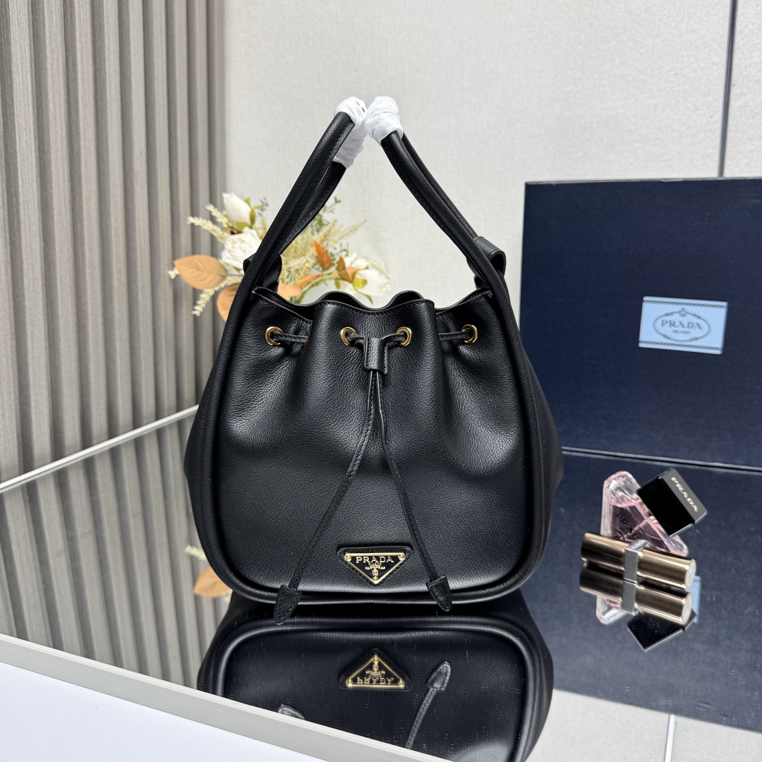 NO:659243,[Top original order] New bucket bag 1BE087 black. This bucket bag is made of chic and noble calfskin. It is equipped with a detachable long shoulder strap and can be carried in various ways. It can be carried by hand or on the shoulder. The bag mouth is designed with a drawstring. It is highly functional and perfect. The space is large. The upper body effect is good-looking and fashionable. Baby, hurry up and get it. Dimensions: length 22x height 21x bottom 10.5cm, PRADA, prada, cowhide19860909【顶级原单】新款水桶包1BE087黑色这款水桶包采用别致高贵小牛皮,配有一条可拆卸长肩带,多种背法.又可手提又可肩带,袋口为抽绳设计,功能性強,太完美空间大,上身效果好看又时尚,宝宝们,赶紧入手吧尺寸长22x高21x底10.5cm,PRADA,prada,cowhide,Bag