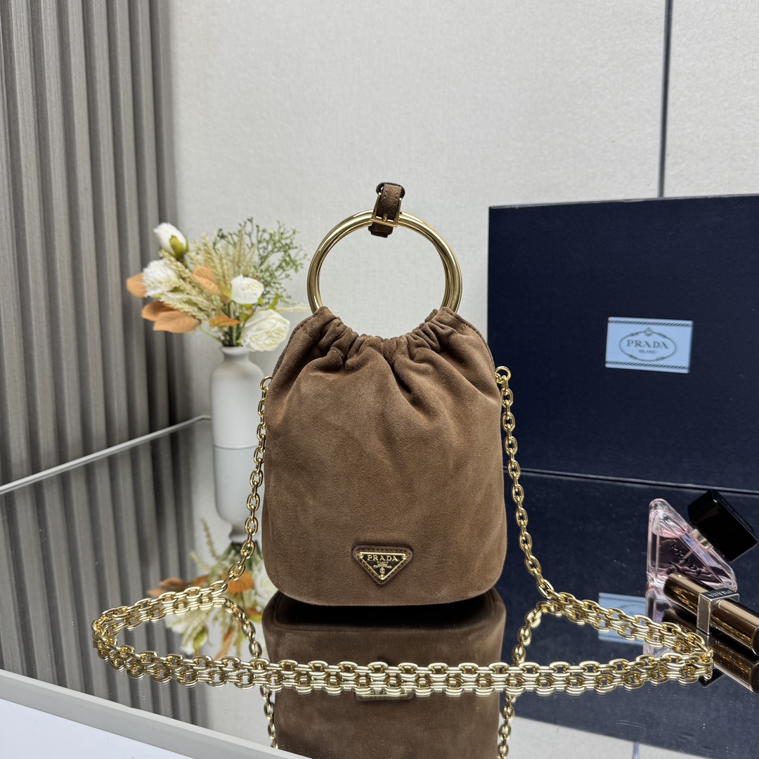 NO:187758,[Top Original List] New Bucket Bag 1BC227 Frosted Leather This mini Bucket Bag is made of soft Nappa matte leather, metal ring handle design, removable chain shoulder strap, top body effect is simple, fashionable, cute, large capacity and space. It is another internet celebrity grass. It looks beautiful, hurry up and buy it. Size length 15x height 19x bottom 8cm!  ,PRADA,prada19860909【顶级原单】新款水桶包1BC227磨砂皮这款迷你水桶包采用柔软的Nappa磨砂皮革材质,金属圆环提手设计,可拆卸链条肩带,上身效果百分百回头率简约又时尚又可爱容量空间大,又是一款网红种的草,太太好看了吧赶紧入手吧尺寸长15x高19x底8cm！,PRADA,prada,Bag