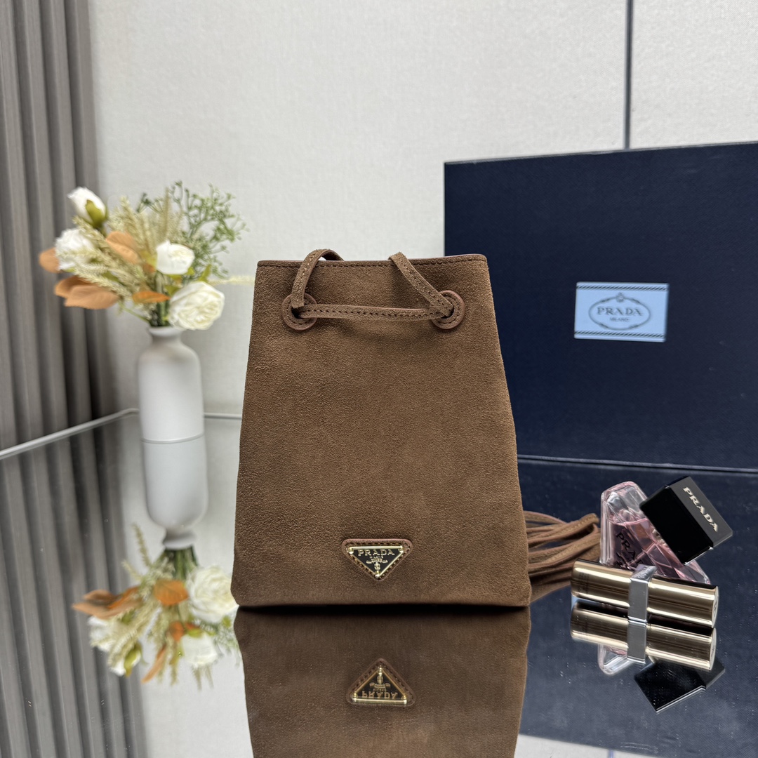 NO:187764,[Top original list] (frosted leather) mini small oblique strap bag 1BH221 velvet leather This small oblique strap bag uses imported velvet leather and imported sheepskin inside. Top hardware, the bag has drawstring and shrink pockets, and the double long shoulder strap design makes the upper body look particularly fashionable and casual. With a large capacity and space, hurry up and buy it, take this cute and popular small oblique strap home. The size is 17x high and 20cm!  ,PRADA,prada,sheepskin19860909【顶级原单】（磨砂皮）mini小斜跨包1BH221绒皮这款小斜跨包采用进口绒皮和内配进口羊皮,顶级五金,袋口为抽绳缩口袋,双条长肩带设计,上身效果显得格外时尚又休闲.容量空间大赶紧入手吧,把这个可爱爆款小斜跨带回家吧尺寸长17x高20cm！,PRADA,prada,sheepskin,Bag