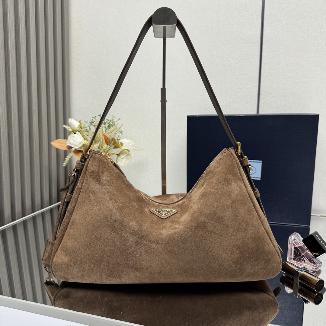 NO:187733,[Top Original List] (Frosted Leather) Prada's latest handbag 1BC arrived. The design inspiration for the new shoulder bag is derived from the exploration of the Hobo silhouette. The lines are soft and modern. The leather is soft and super versatile. There are many ways to back. The gentle leather outline combined with large capacity and sufficient space. There is a zipper bag inside. A pocket metal hardware accessories embellish it. The upper body effect is very fashionable and atmospheric. Hurry up. Another permanent outdated hit model is sized 39x high 24x bottom 11.5cm! ,PRADA,prada,shoulder bags19860909【顶级原单】（磨砂皮）Prada最新款手袋1BC到货啦新款单肩包的设计灵感源自对Hobo廓形的探索,线条柔美,颇具现代感,皮质柔软,超级百搭,背法很多,婉转的皮革轮廓结合容量大空间充足,內里配有拉链袋,一个插袋金属五金配件点缀其间,上身效果非常时尚又大气,赶紧入手吧,又是一款永久不过时爆款尺寸长39x高24x底11.5cm！,PRADA,prada,shoulder bags,Bag