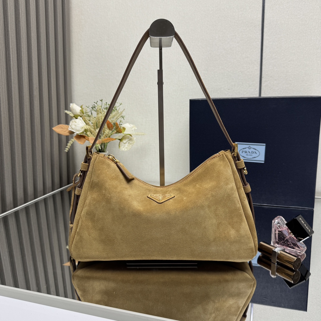 NO:187738,[Top original list] (small matte leather) New Aimee underarm bag 1BC229 This deer leather Hobo underarm bag is simple in design, using imported matte cowhide, metal triangle enamel logo on the front, and is equipped with removable leather shoulder straps. The leather is delicate and soft, practical, light, large capacity, large and high-end and versatile, and another fashionable and popular style. Hurry up and buy it, it is so beautiful, the size is 31x high, 18x bottom 10cm!  ,PRADA,prada,cowhide19860909【顶级原单】（小号磨砂皮）新款Aimee腋下包1BC229这款鹿皮Hobo腋下包设计气质简约,采用进口磨砂牛皮,正面金属三角形珐琅徽标,配有可拆卸皮革肩带,皮质细腻柔软,实用轻便容量空间大高级百搭,又一个时尚爆款.赶紧入手吧,太美了尺寸长31x高18x底10cm！,PRADA,prada,cowhide,Bag