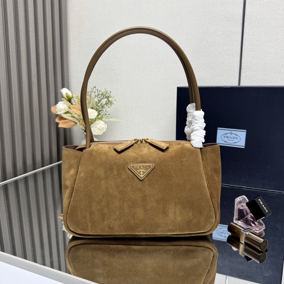 NO:187741,[Top original list] (frosted leather) New 1BA444 shoulder and back model is here. This shoulder and back model uses matte leather, with imported cowhide lining, top-grade hardware. It can be carried and shoulder and back, with 2 compartments inside, with large capacity and space, simple and practical, and the upper body effect is beautiful. Babies, hurry up and buy it. Size length 28x height 18x ​​bottom 11cm, PRADA, prada, cowhide19860909【顶级原单】（磨砂皮）新款1BA444肩背款到货啦这款肩背款采用口磨砂皮,内配进口牛皮里布,顶级五金.又可手提又可肩背,内配2个隔层,容量空间大,又简约又实用,上身效果美美哒.宝宝们.赶紧入手吧尺寸长28x高18x底11cm,PRADA,prada,cowhide,Bag