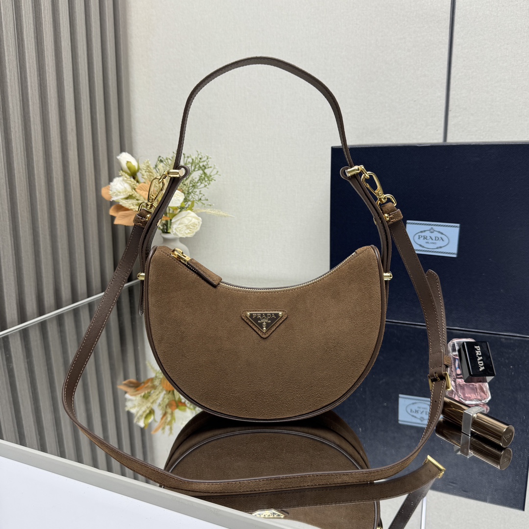 NO:187750,[Top original list] (large matte leather) Moon handbag 1BC194 shoulder straps This simple Moon handbag is frosted cowhide leather and has a modern and versatile charm. The curved body design is equipped with 2 long/short adjustable shoulder straps, which is easy to change the shape at will. The inner is imported lambskin, and the metal accessories add a bright style. The upper body effect is very cool/fashioned. It is another hot-temporary baby. Hurry up and buy it. Size length 22.5x height 18.5x bottom 6.5cm, PRADA, prada, cowhide, sheepskin19860909【顶级原单】（大号磨砂皮）Moon手袋1BC194双肩带这款简约Moon手袋为磨砂牛皮绽现摩登百搭的魅力.弧形包身设计,配有2条长/短可调节肩带,便于随心转换造型.内配进口小羊皮,金属配件更添亮丽格调,上身效果非常酷/时尚,又是一款永欠不过时爆款宝宝们,赶紧入手吧 尺寸长22.5x高18.5x底6.5cm,PRADA,prada,cowhide,sheepskin,Bag