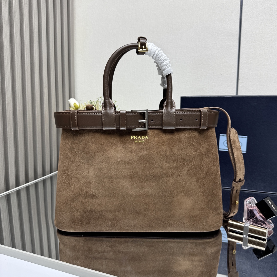 NO:187768,[Top original list] New (matte leather medium 35CM) 1BA417 large belt is here [Strong] [Strong] New DoubleBag medium shopping bag Double series imported deer pattern cowhide leather, with all sheepskin inside. Elegant and simple body design. Front printed letter logo logo on the front, shoulder strap adjustable length, three built-in compartments, middle inner bag, large leather belt unique design shows vitality, perfect details, goddess must have, super 5 size 35X25X13CM!  ,PRADA,prada,cowhide,sheepskin19860909【顶级原单】新款（磨砂皮中号35CM）1BA417大皮带到货啦[强][强]全新DoubleBag中号购物袋Double系列进口鹿纹牛皮,内里配全羊皮优雅简洁的包身设计正面印花字母logo标识手提、肩带可调节长短,内置三个隔层,中间内袋,大皮革腰带的独特设计尽显活力完美细节女神必备,超级棒5尺寸35Ｘ25Ｘ13CM！,PRADA,prada,cowhide,sheepskin,Bag