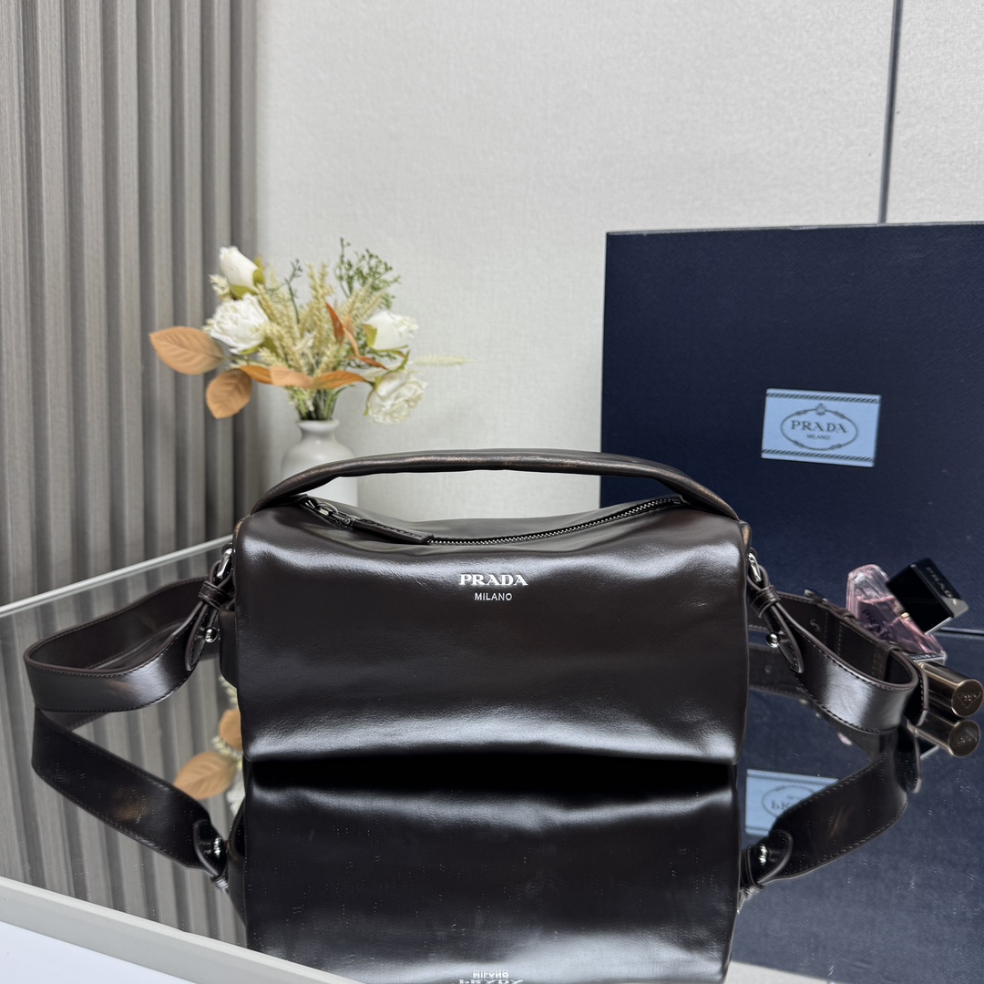 NO:187781,[Top Original List] New Boston 2VH antique leather This Boston handbag is fashionable and compact, with a design inspiration from retro design and details. Napa soft leather adopts antique effect, making the accessories soft and unique, and is also embellished with metal letter logo. It is equipped with a long removable shoulder strap, large capacity and space, and the upper body effect is light and practical. Babies, hurry up and buy it. Size length 24x height 11x bottom 11cm, PRADA, prada19860909【顶级原单】新款波士顿2VH仿旧皮這款波士顿手袋時尚小巧,設計靈感取自復古設計及細節,納帕軟皮採用仿舊效果,使配飾呈現柔軟獨特外型,更綴以金屬字母標誌.配有一条可拆卸长肩带,容量空间大,上身效果轻便实用,宝宝们,赶紧入手吧尺寸长24x高11x底11cm,PRADA,prada,Bag