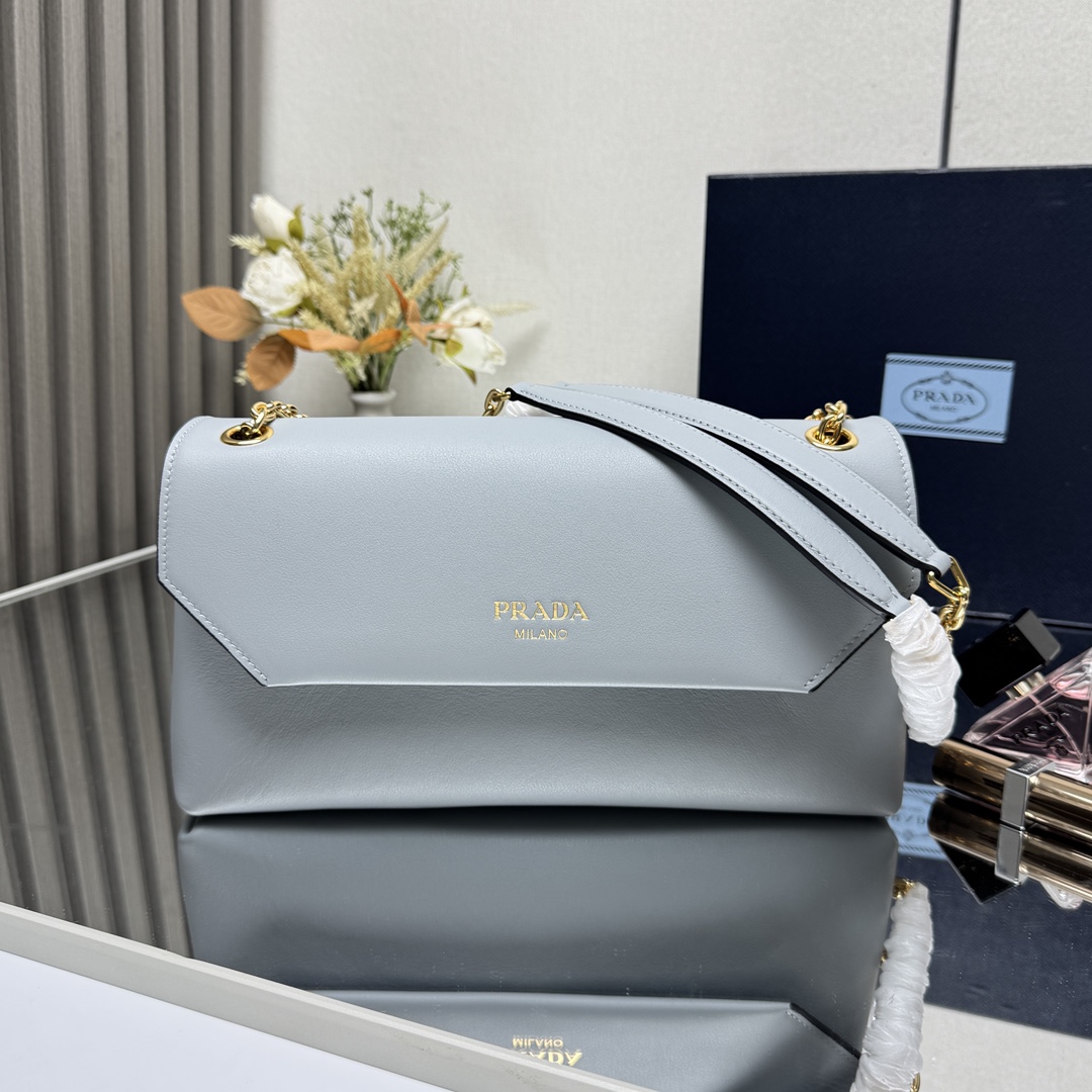 NO:213819,[Top Original List] New (Small) 1BD371 Chain Bag This exquisite and practical shoulder bag combines timeless and elegant details with a silhouette that highlights the modern atmosphere. The soft leather feels more fashionable and tasteful. It is paired with sliding chain handles, Nappa leather interior space and back pockets. Glittered with shiny metal hardware accessories, and the flip is decorated with elegant letters and logo embossed. Simple and atmospheric, fashionable and practical, and it is another permanent hit. Babies, hurry up and buy it. Size 29x high 16x bottom 9.5cm!  ,Prada [top original list],prada,shoulder bags19860909【顶级原单】新款（小号）1BD371链条包 这款精致而实用的单肩包将永恒优雅的细节与突显现代氛围的廓形相结合,柔软的皮革触感更添时尚品位.搭配滑动链条手提柄、Nappa皮革内部空间与背面口袋.点缀闪闪发光的金属五金配件,翻盖饰有优雅的字母徽标压花.简约又大气,时尚又实用,又是一款永久不过的爆款,宝宝们,赶紧入手吧尺寸长29x高16x底9.5cm！,普拉达【顶级原单】,prada,shoulder bags,Bag