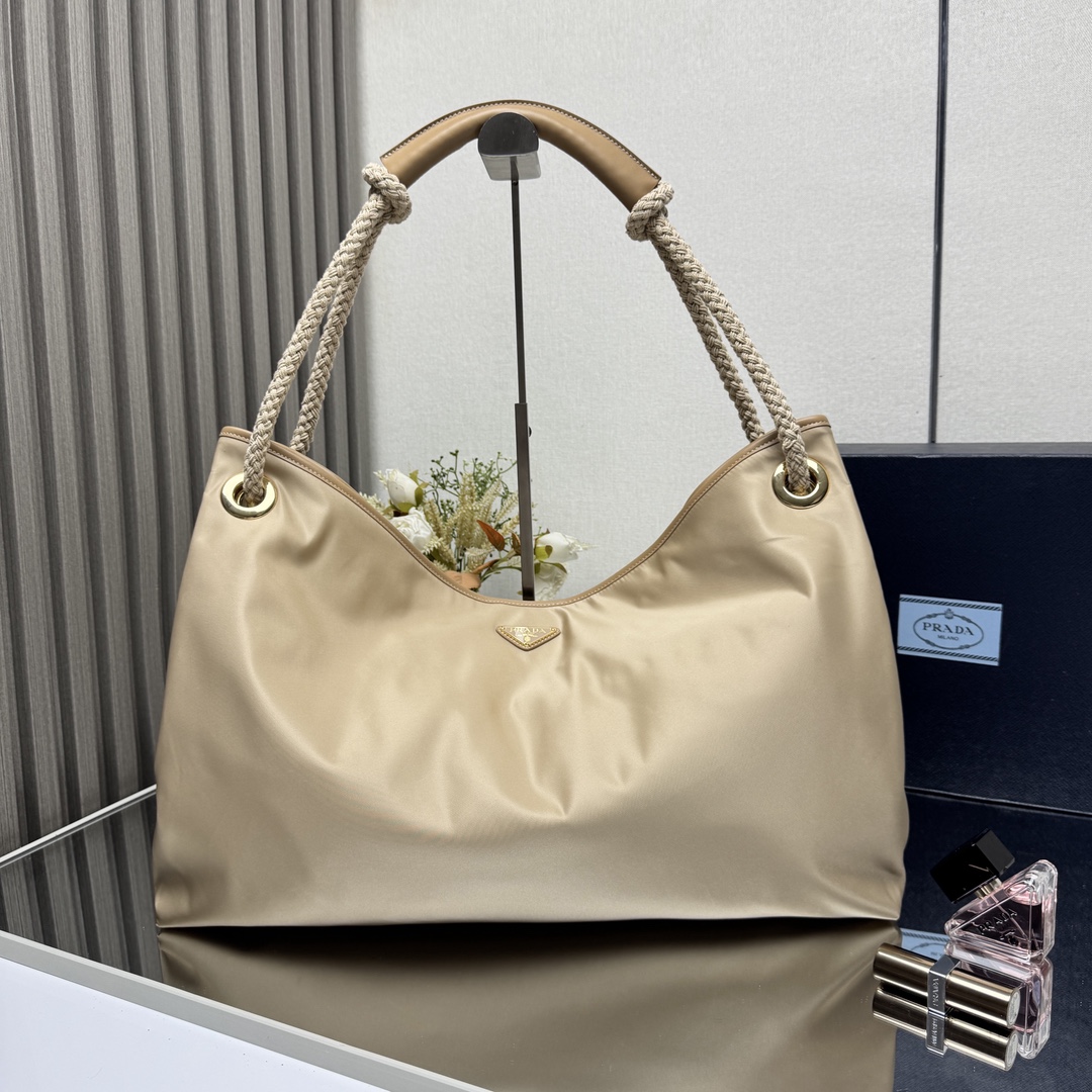 NO:384178,[Top Original List] New Tote Bag 1BC244 Large Shopping Bag This recycled nylon bag is inspired by classic elements of the marine style, and uses novel and exquisite matching to highlight the lively and personal style. The sliding rope handle outlines the Oversize silhouette for this multi-functional accessories, and the enamel triangle metal logo highlights the brand identity. The capacity is large, the upper body effect is very charming, light and practical. It is another permanent outdated hot model. Size length 48x height 39x bottom 14cm, Prada, prada, versace, totes19860909【顶级原单】新款托特包1BC244大购物袋这款再生尼龙包袋灵感源自海洋风格的经典元素,采用新颖精美搭配,彰显活泼个性风格.滑动编绳手提柄为这款多功能配饰勾勒Oversize廓形,涂珐琅三角形金属徽标彰显品牌身份.容量空间大,上身效果非常有魅力轻便又实用,又是一款永久不过时爆款尺寸长48x高39x底14cm,普拉达,prada,versace,totes,Bag