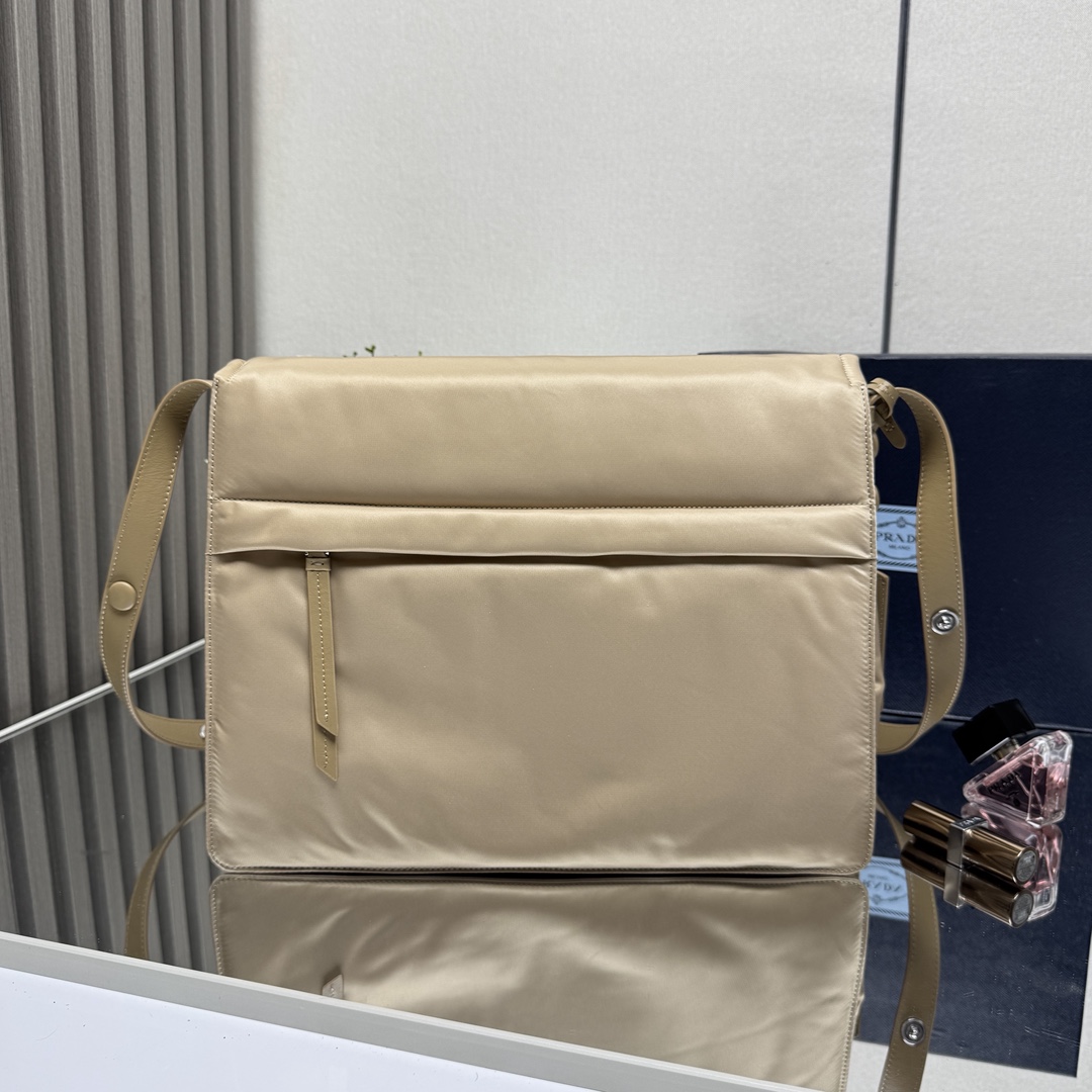 批💰560、【原单】✨新品首发✨PradaCini系列1BD256大号超级百搭好看时髦潮人一定要买它！这款单肩包选用Re-Nylon再生尼龙材质打造。可持续材质的应用象征Prada在面料的演进。翻盖式包身配有可调式皮革肩带，传统与现代材质邂逅，造就都市优雅风格。背面口袋设计别具功能性，翻盖处饰以涂珐琅金属三角形徽标，鲜明醒目。简直是太棒了👏……中性款男女都🉑️
Size:36*28*14cm