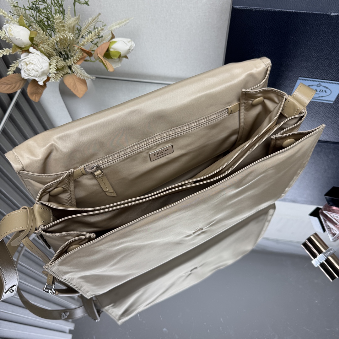 批💰560、【原单】✨新品首发✨PradaCini系列1BD256大号超级百搭好看时髦潮人一定要买它！这款单肩包选用Re-Nylon再生尼龙材质打造。可持续材质的应用象征Prada在面料的演进。翻盖式包身配有可调式皮革肩带，传统与现代材质邂逅，造就都市优雅风格。背面口袋设计别具功能性，翻盖处饰以涂珐琅金属三角形徽标，鲜明醒目。简直是太棒了👏……中性款男女都🉑️
Size:36*28*14cm