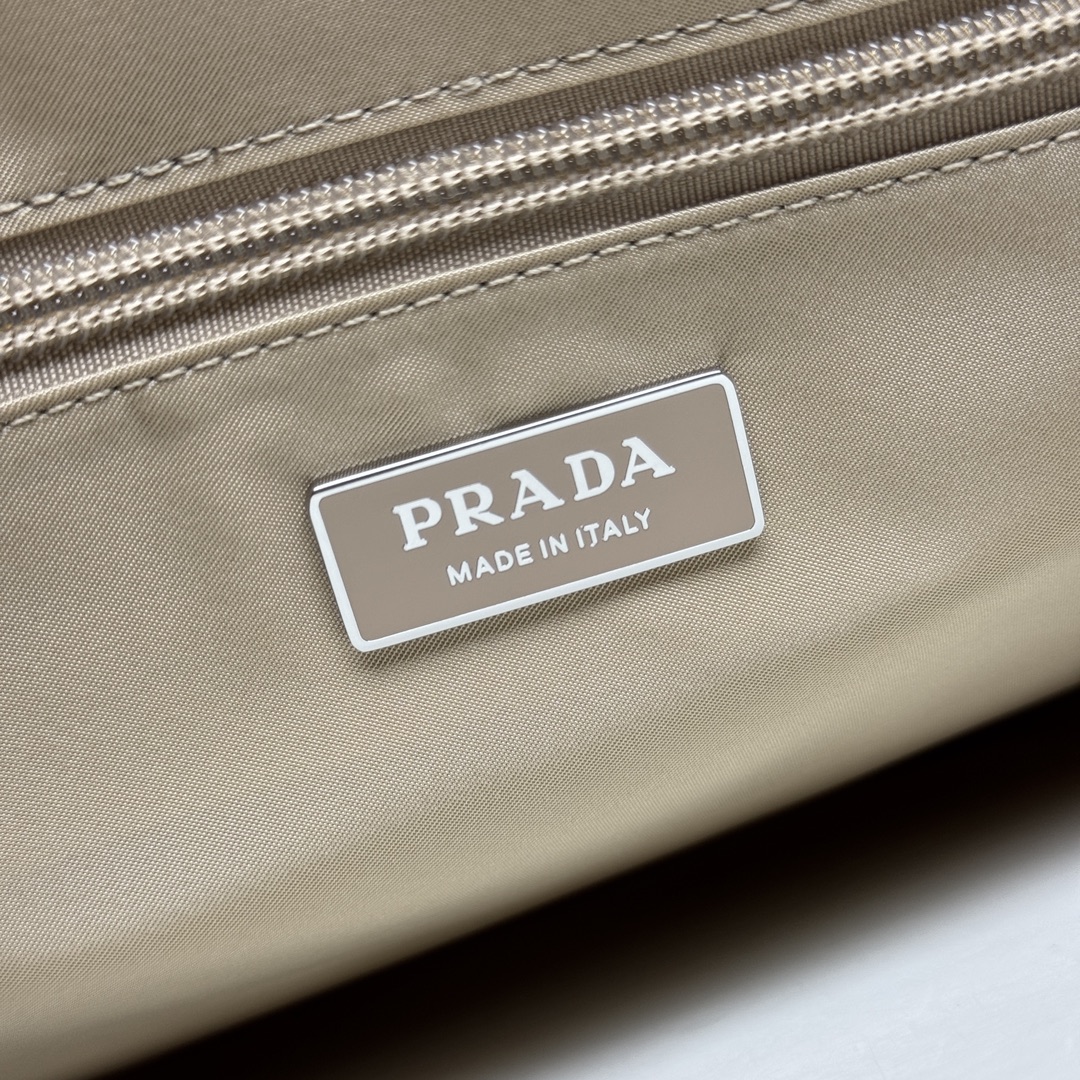 批💰560、【原单】✨新品首发✨PradaCini系列1BD256大号超级百搭好看时髦潮人一定要买它！这款单肩包选用Re-Nylon再生尼龙材质打造。可持续材质的应用象征Prada在面料的演进。翻盖式包身配有可调式皮革肩带，传统与现代材质邂逅，造就都市优雅风格。背面口袋设计别具功能性，翻盖处饰以涂珐琅金属三角形徽标，鲜明醒目。简直是太棒了👏……中性款男女都🉑️
Size:36*28*14cm