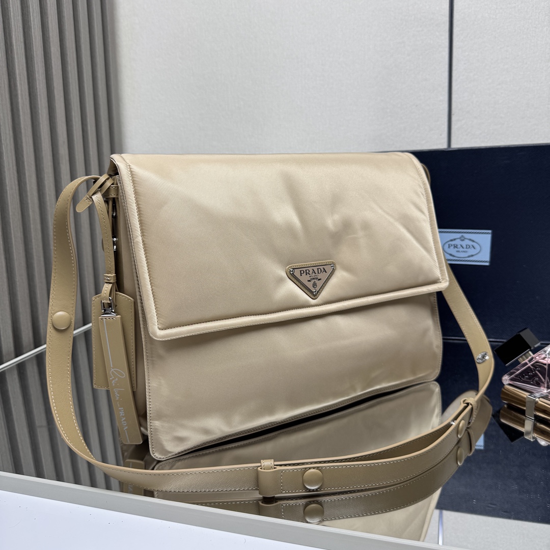 批💰560、【原单】✨新品首发✨PradaCini系列1BD256大号超级百搭好看时髦潮人一定要买它！这款单肩包选用Re-Nylon再生尼龙材质打造。可持续材质的应用象征Prada在面料的演进。翻盖式包身配有可调式皮革肩带，传统与现代材质邂逅，造就都市优雅风格。背面口袋设计别具功能性，翻盖处饰以涂珐琅金属三角形徽标，鲜明醒目。简直是太棒了👏……中性款男女都🉑️
Size:36*28*14cm