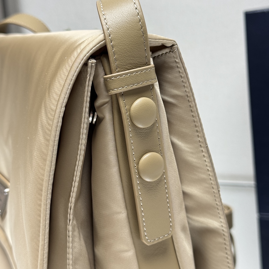 批💰560、【原单】✨新品首发✨PradaCini系列1BD256大号超级百搭好看时髦潮人一定要买它！这款单肩包选用Re-Nylon再生尼龙材质打造。可持续材质的应用象征Prada在面料的演进。翻盖式包身配有可调式皮革肩带，传统与现代材质邂逅，造就都市优雅风格。背面口袋设计别具功能性，翻盖处饰以涂珐琅金属三角形徽标，鲜明醒目。简直是太棒了👏……中性款男女都🉑️
Size:36*28*14cm