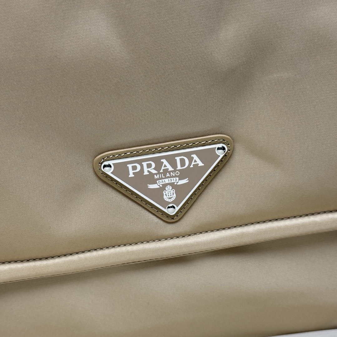 批💰560、【原单】✨新品首发✨PradaCini系列1BD256大号超级百搭好看时髦潮人一定要买它！这款单肩包选用Re-Nylon再生尼龙材质打造。可持续材质的应用象征Prada在面料的演进。翻盖式包身配有可调式皮革肩带，传统与现代材质邂逅，造就都市优雅风格。背面口袋设计别具功能性，翻盖处饰以涂珐琅金属三角形徽标，鲜明醒目。简直是太棒了👏……中性款男女都🉑️
Size:36*28*14cm