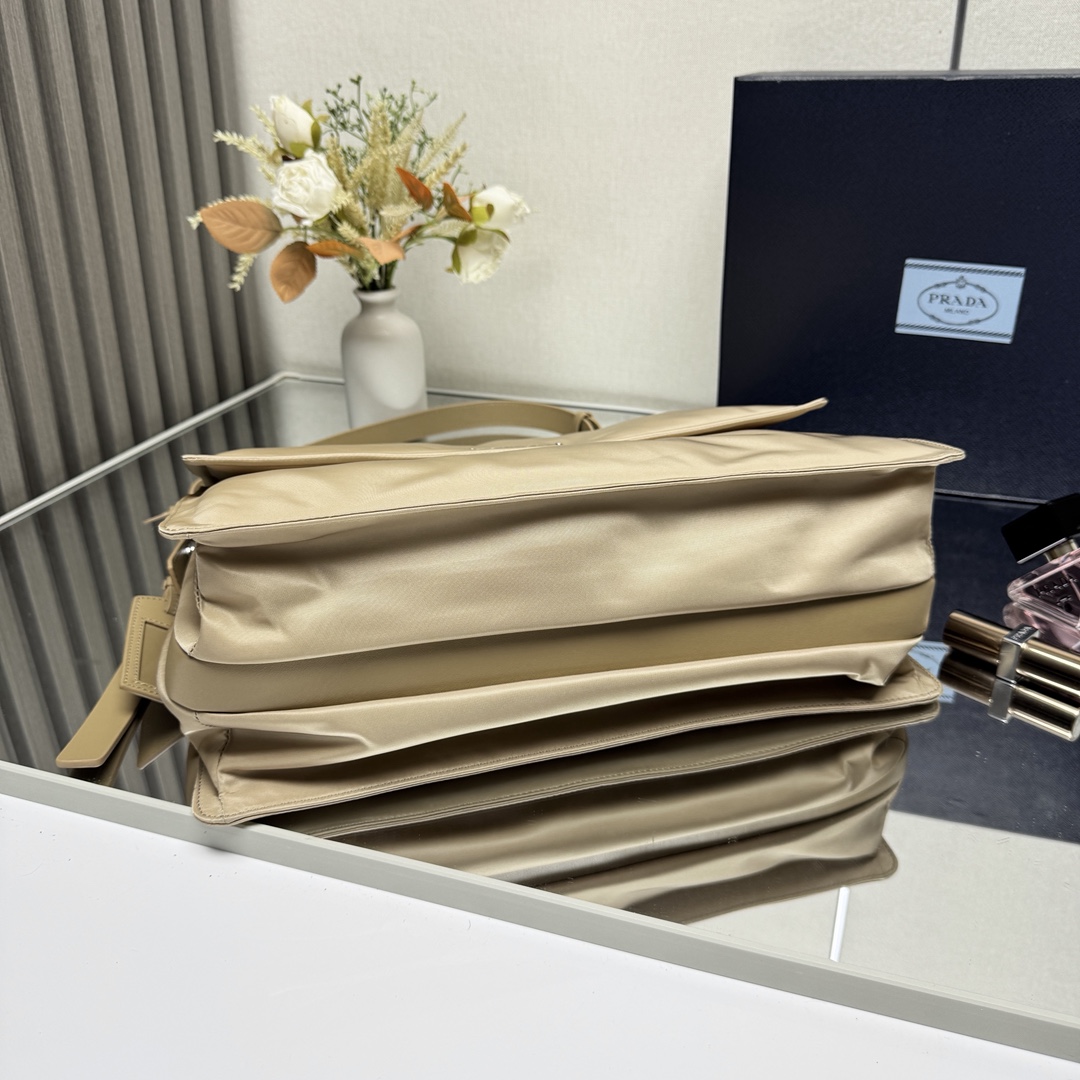 批💰560、【原单】✨新品首发✨PradaCini系列1BD256大号超级百搭好看时髦潮人一定要买它！这款单肩包选用Re-Nylon再生尼龙材质打造。可持续材质的应用象征Prada在面料的演进。翻盖式包身配有可调式皮革肩带，传统与现代材质邂逅，造就都市优雅风格。背面口袋设计别具功能性，翻盖处饰以涂珐琅金属三角形徽标，鲜明醒目。简直是太棒了👏……中性款男女都🉑️
Size:36*28*14cm