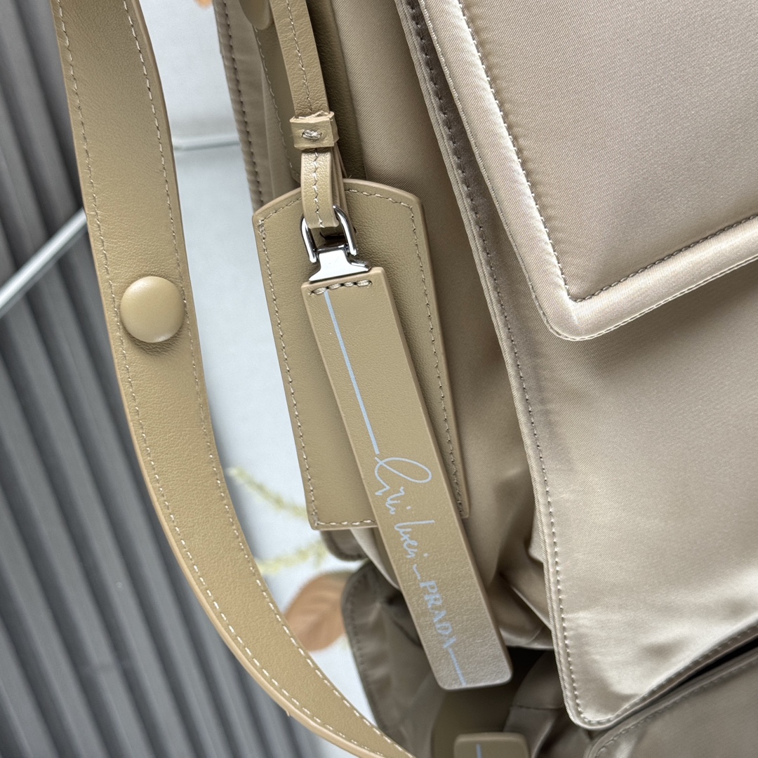 批💰560、【原单】✨新品首发✨PradaCini系列1BD256大号超级百搭好看时髦潮人一定要买它！这款单肩包选用Re-Nylon再生尼龙材质打造。可持续材质的应用象征Prada在面料的演进。翻盖式包身配有可调式皮革肩带，传统与现代材质邂逅，造就都市优雅风格。背面口袋设计别具功能性，翻盖处饰以涂珐琅金属三角形徽标，鲜明醒目。简直是太棒了👏……中性款男女都🉑️
Size:36*28*14cm