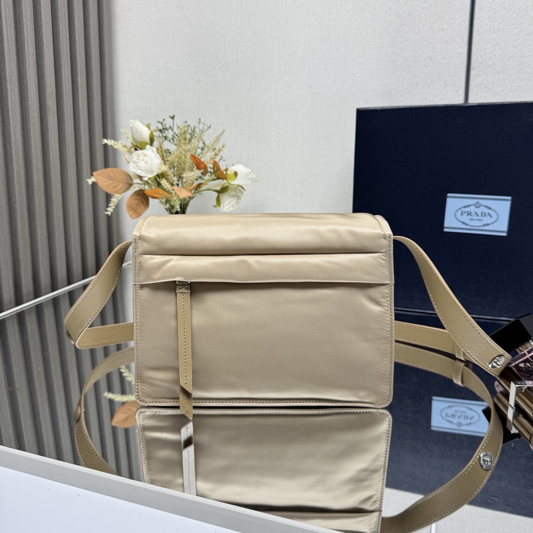 批💰420 【原单】2025春季新款小号尼龙单肩包1BD313🎉🎉🎉混搭理念贯穿于Prada的叙事语言中，藉由材质、廓形和功能之间别样的趣味组合，诠释出充满创意的设计。这款翻盖式单肩包经Re-Nylon再生尼龙科技创新材质重释，呈现精致的柔美廓形。加衬工艺赋予包身柔和现代的外观，可调式皮革肩带便于多种方式携带
尺寸：高度16cm*长度11cm*宽度23cm