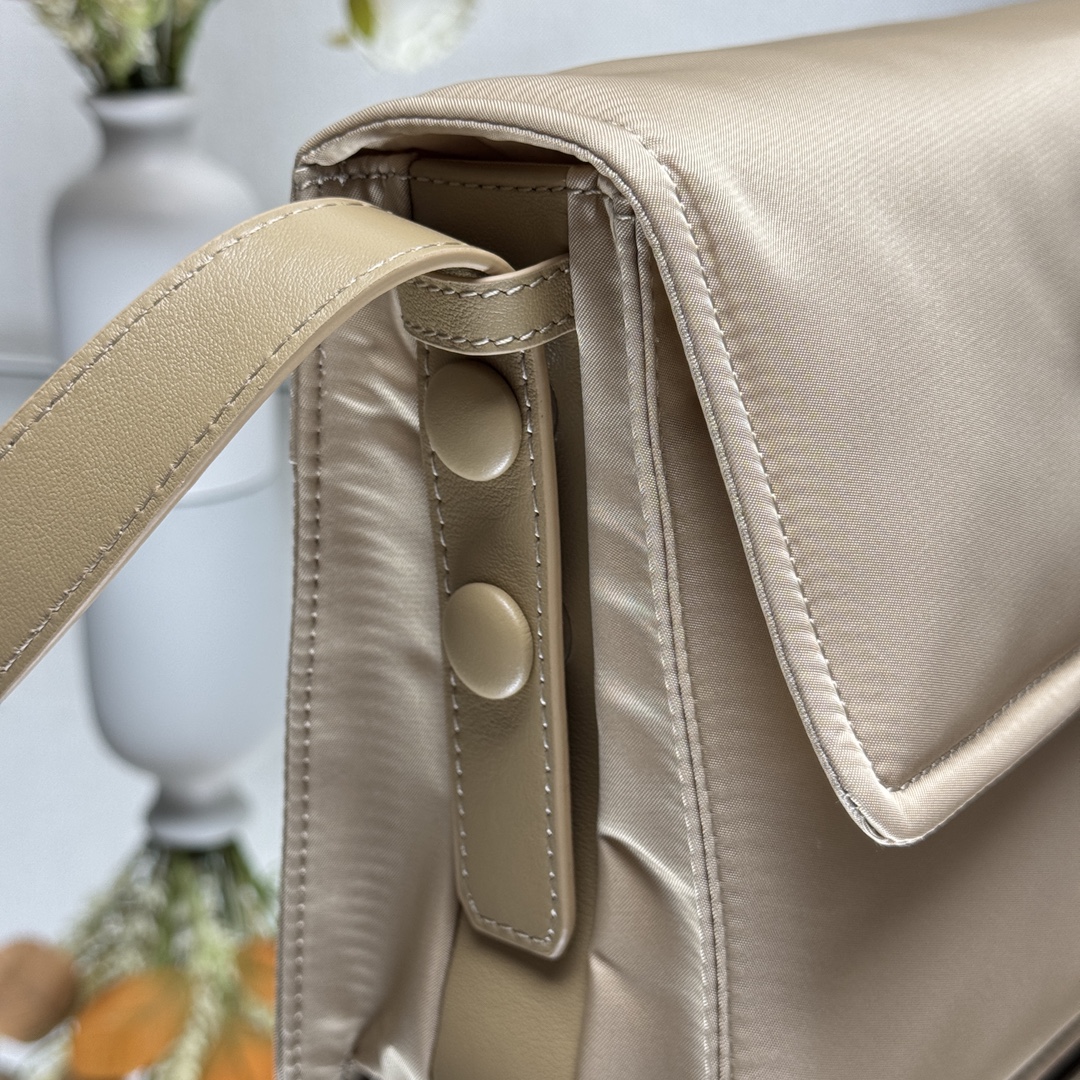 批💰420 【原单】2025春季新款小号尼龙单肩包1BD313🎉🎉🎉混搭理念贯穿于Prada的叙事语言中，藉由材质、廓形和功能之间别样的趣味组合，诠释出充满创意的设计。这款翻盖式单肩包经Re-Nylon再生尼龙科技创新材质重释，呈现精致的柔美廓形。加衬工艺赋予包身柔和现代的外观，可调式皮革肩带便于多种方式携带
尺寸：高度16cm*长度11cm*宽度23cm