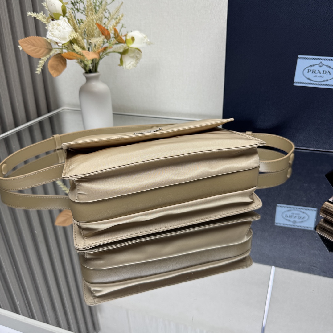 批💰420 【原单】2025春季新款小号尼龙单肩包1BD313🎉🎉🎉混搭理念贯穿于Prada的叙事语言中，藉由材质、廓形和功能之间别样的趣味组合，诠释出充满创意的设计。这款翻盖式单肩包经Re-Nylon再生尼龙科技创新材质重释，呈现精致的柔美廓形。加衬工艺赋予包身柔和现代的外观，可调式皮革肩带便于多种方式携带
尺寸：高度16cm*长度11cm*宽度23cm