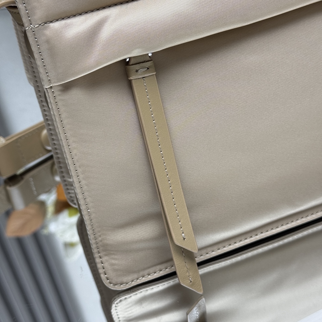 批💰420 【原单】2025春季新款小号尼龙单肩包1BD313🎉🎉🎉混搭理念贯穿于Prada的叙事语言中，藉由材质、廓形和功能之间别样的趣味组合，诠释出充满创意的设计。这款翻盖式单肩包经Re-Nylon再生尼龙科技创新材质重释，呈现精致的柔美廓形。加衬工艺赋予包身柔和现代的外观，可调式皮革肩带便于多种方式携带
尺寸：高度16cm*长度11cm*宽度23cm