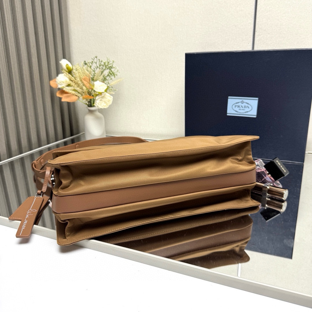 批💰560 【原单】✨新品首发✨PradaCini系列1BD256大号超级百搭好看时髦潮人一定要买它！这款单肩包选用Re-Nylon再生尼龙材质打造。可持续材质的应用象征Prada在面料的演进。翻盖式包身配有可调式皮革肩带，传统与现代材质邂逅，造就都市优雅风格。背面口袋设计别具功能性，翻盖处饰以涂珐琅金属三角形徽标，鲜明醒目。简直是太棒了👏……中性款男女都🉑️
Size:36*28*14cm