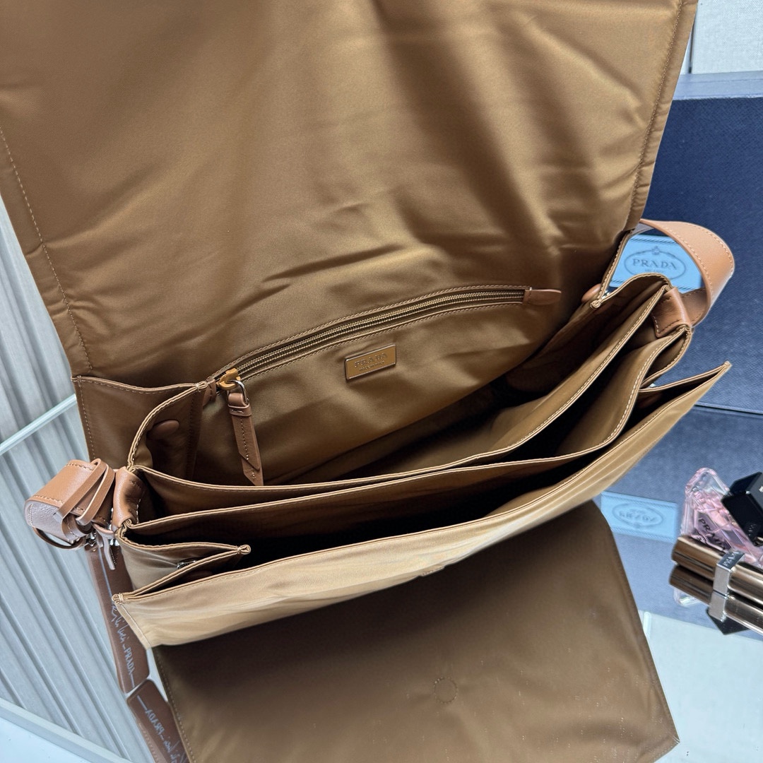批💰560 【原单】✨新品首发✨PradaCini系列1BD256大号超级百搭好看时髦潮人一定要买它！这款单肩包选用Re-Nylon再生尼龙材质打造。可持续材质的应用象征Prada在面料的演进。翻盖式包身配有可调式皮革肩带，传统与现代材质邂逅，造就都市优雅风格。背面口袋设计别具功能性，翻盖处饰以涂珐琅金属三角形徽标，鲜明醒目。简直是太棒了👏……中性款男女都🉑️
Size:36*28*14cm