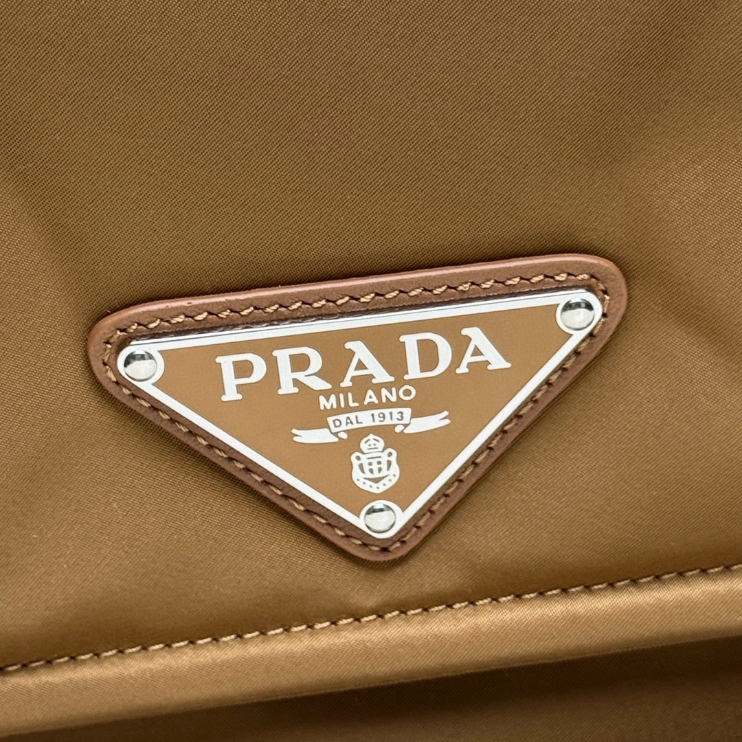 批💰560 【原单】✨新品首发✨PradaCini系列1BD256大号超级百搭好看时髦潮人一定要买它！这款单肩包选用Re-Nylon再生尼龙材质打造。可持续材质的应用象征Prada在面料的演进。翻盖式包身配有可调式皮革肩带，传统与现代材质邂逅，造就都市优雅风格。背面口袋设计别具功能性，翻盖处饰以涂珐琅金属三角形徽标，鲜明醒目。简直是太棒了👏……中性款男女都🉑️
Size:36*28*14cm