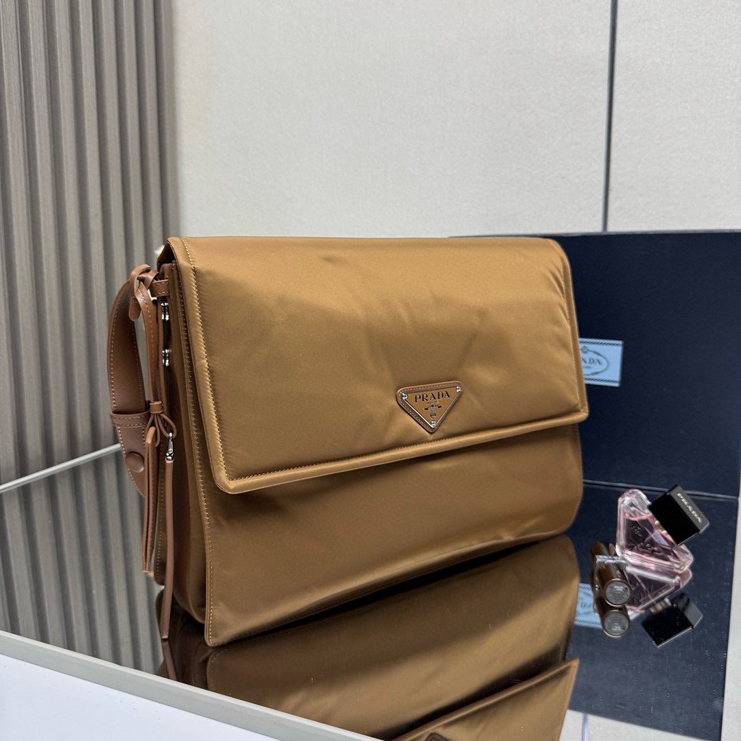 批💰560 【原单】✨新品首发✨PradaCini系列1BD256大号超级百搭好看时髦潮人一定要买它！这款单肩包选用Re-Nylon再生尼龙材质打造。可持续材质的应用象征Prada在面料的演进。翻盖式包身配有可调式皮革肩带，传统与现代材质邂逅，造就都市优雅风格。背面口袋设计别具功能性，翻盖处饰以涂珐琅金属三角形徽标，鲜明醒目。简直是太棒了👏……中性款男女都🉑️
Size:36*28*14cm