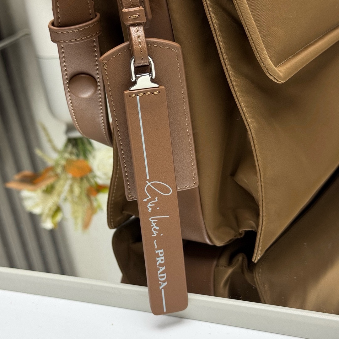 批💰560 【原单】✨新品首发✨PradaCini系列1BD256大号超级百搭好看时髦潮人一定要买它！这款单肩包选用Re-Nylon再生尼龙材质打造。可持续材质的应用象征Prada在面料的演进。翻盖式包身配有可调式皮革肩带，传统与现代材质邂逅，造就都市优雅风格。背面口袋设计别具功能性，翻盖处饰以涂珐琅金属三角形徽标，鲜明醒目。简直是太棒了👏……中性款男女都🉑️
Size:36*28*14cm