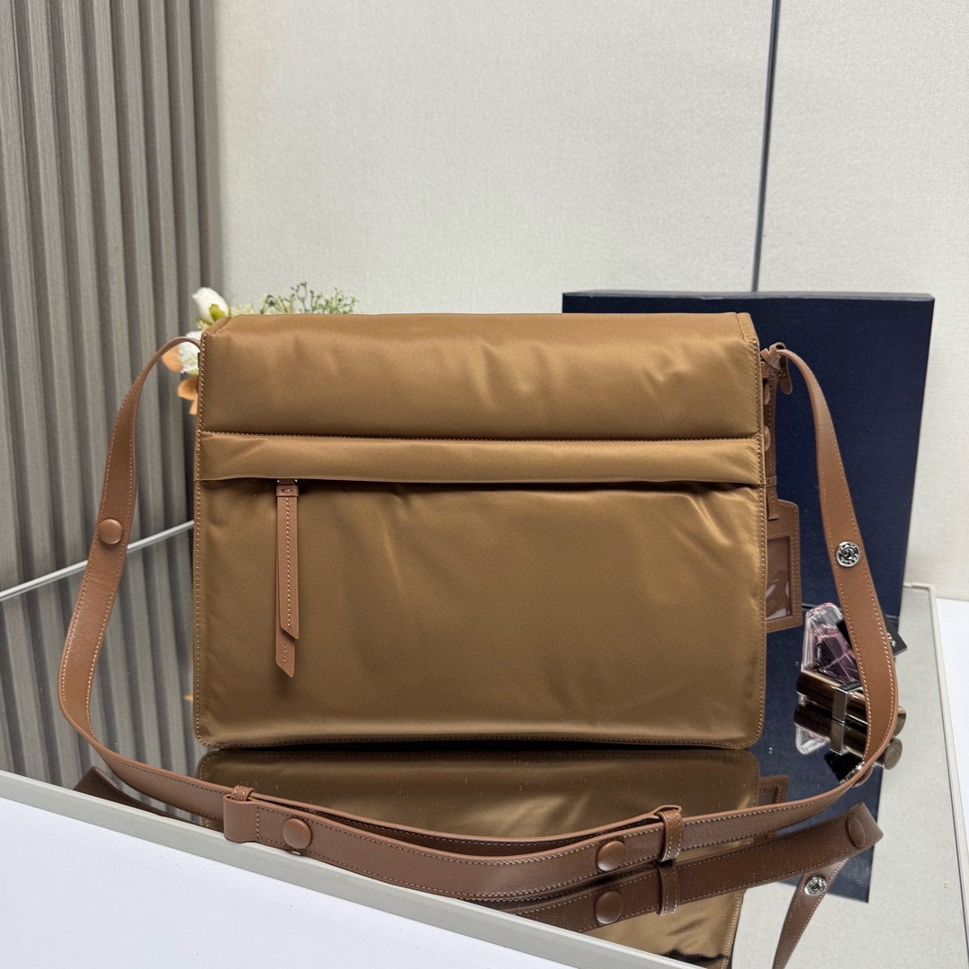 批💰560 【原单】✨新品首发✨PradaCini系列1BD256大号超级百搭好看时髦潮人一定要买它！这款单肩包选用Re-Nylon再生尼龙材质打造。可持续材质的应用象征Prada在面料的演进。翻盖式包身配有可调式皮革肩带，传统与现代材质邂逅，造就都市优雅风格。背面口袋设计别具功能性，翻盖处饰以涂珐琅金属三角形徽标，鲜明醒目。简直是太棒了👏……中性款男女都🉑️
Size:36*28*14cm